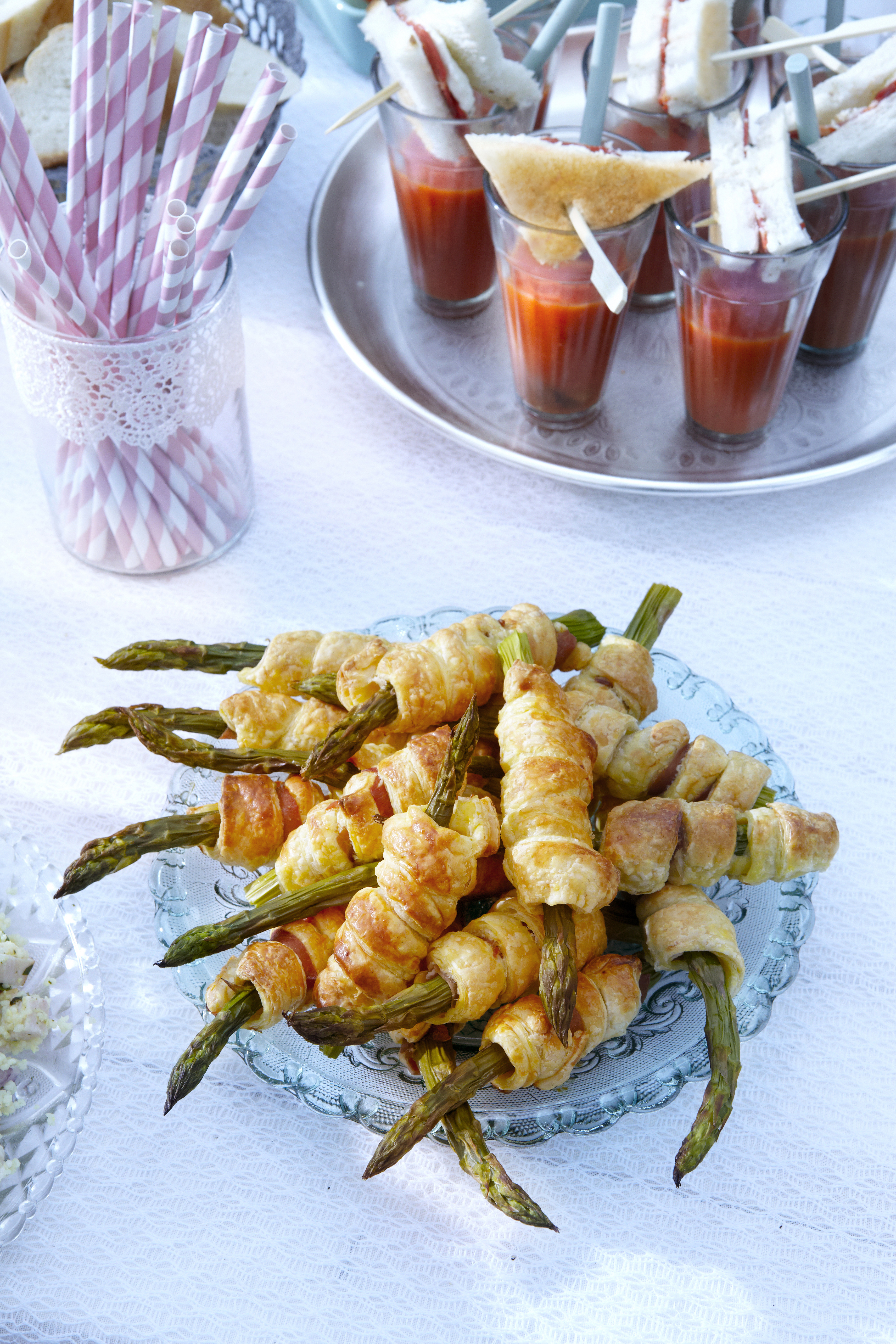 Groene asperges in bladerdeeg