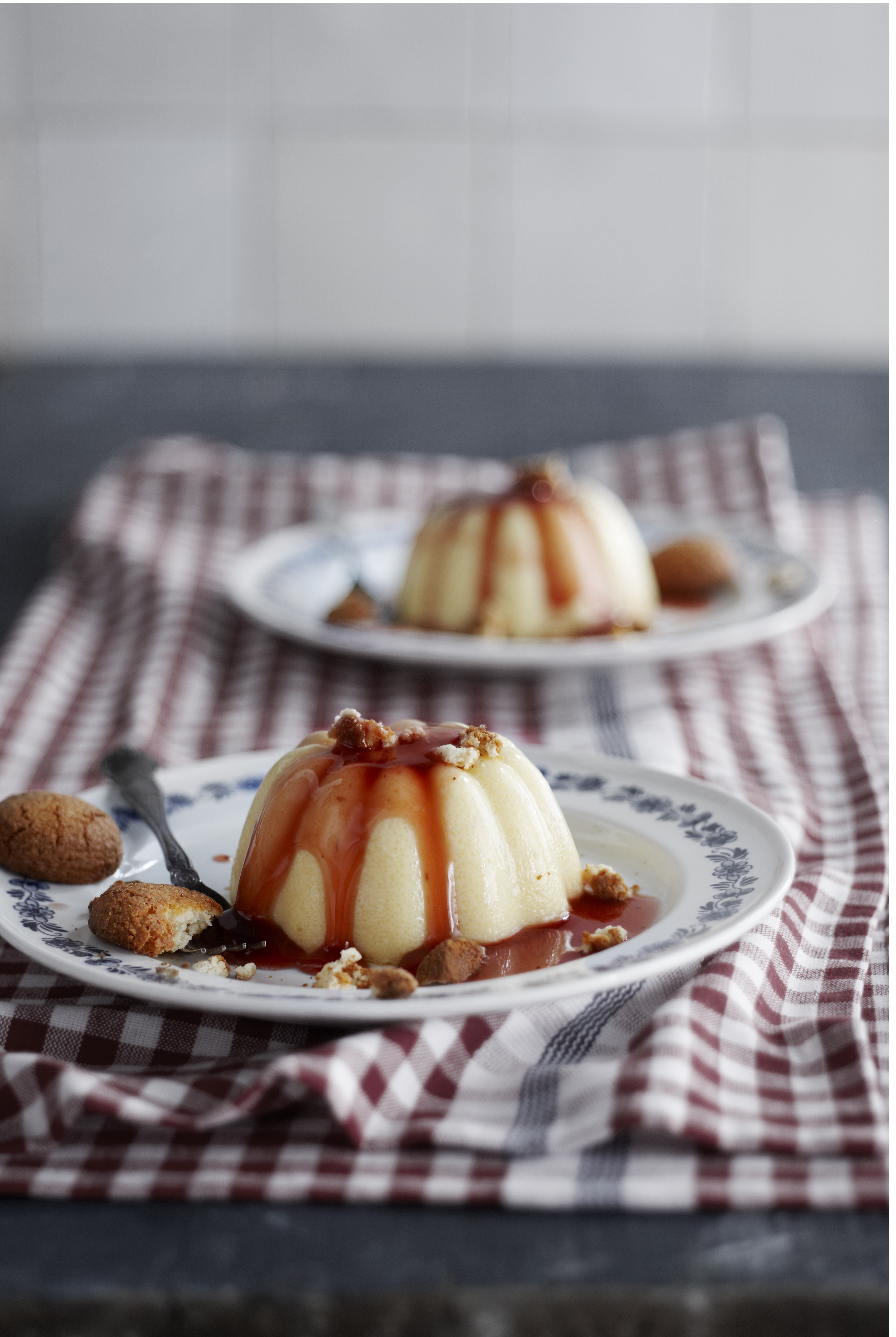 Griesmeelpudding met amandel en bessensap