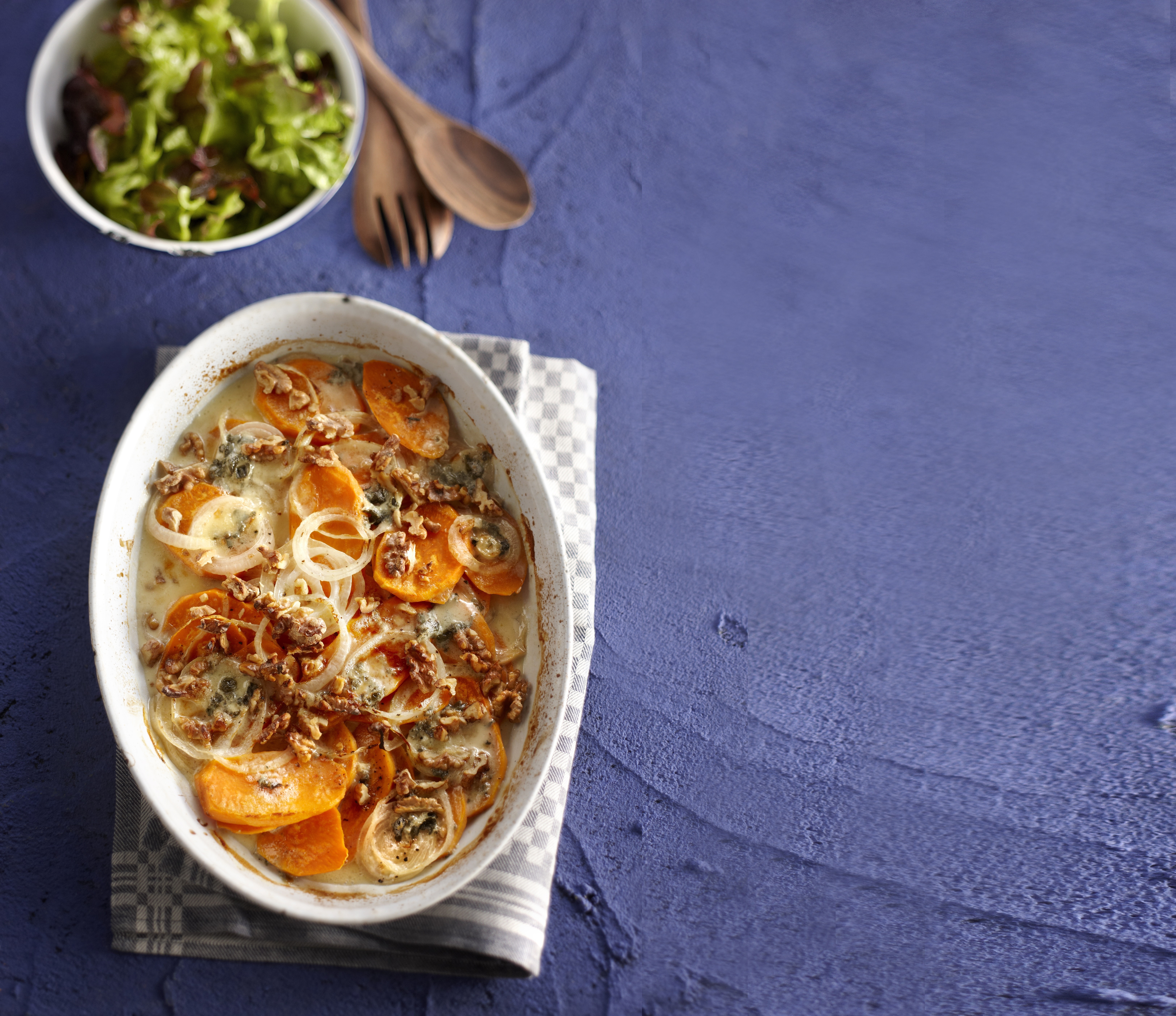 Gratin van zoete aardappel met roquefort en walnoten