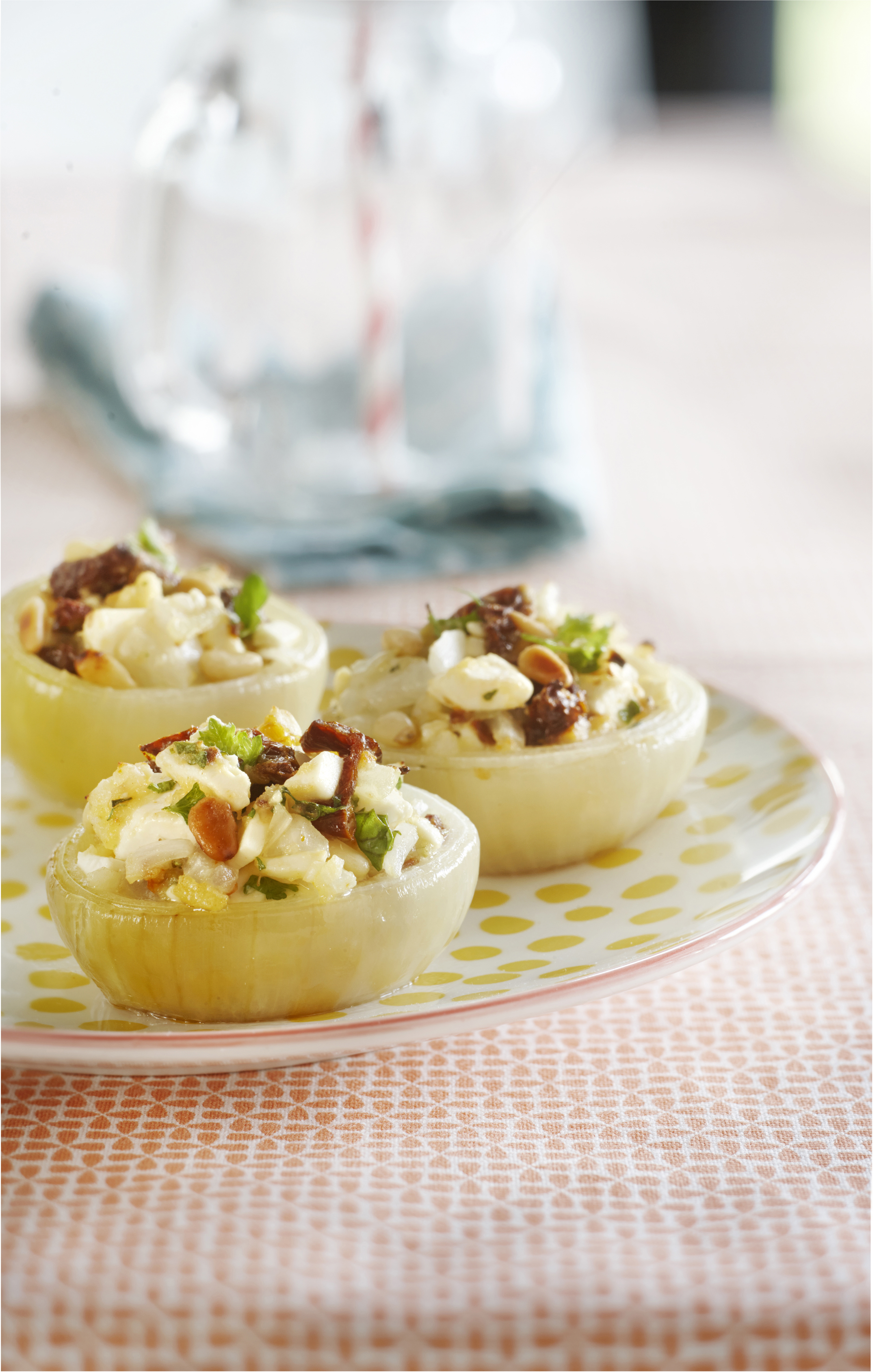 Gevulde uien met feta, pijnboompitten en tomaat