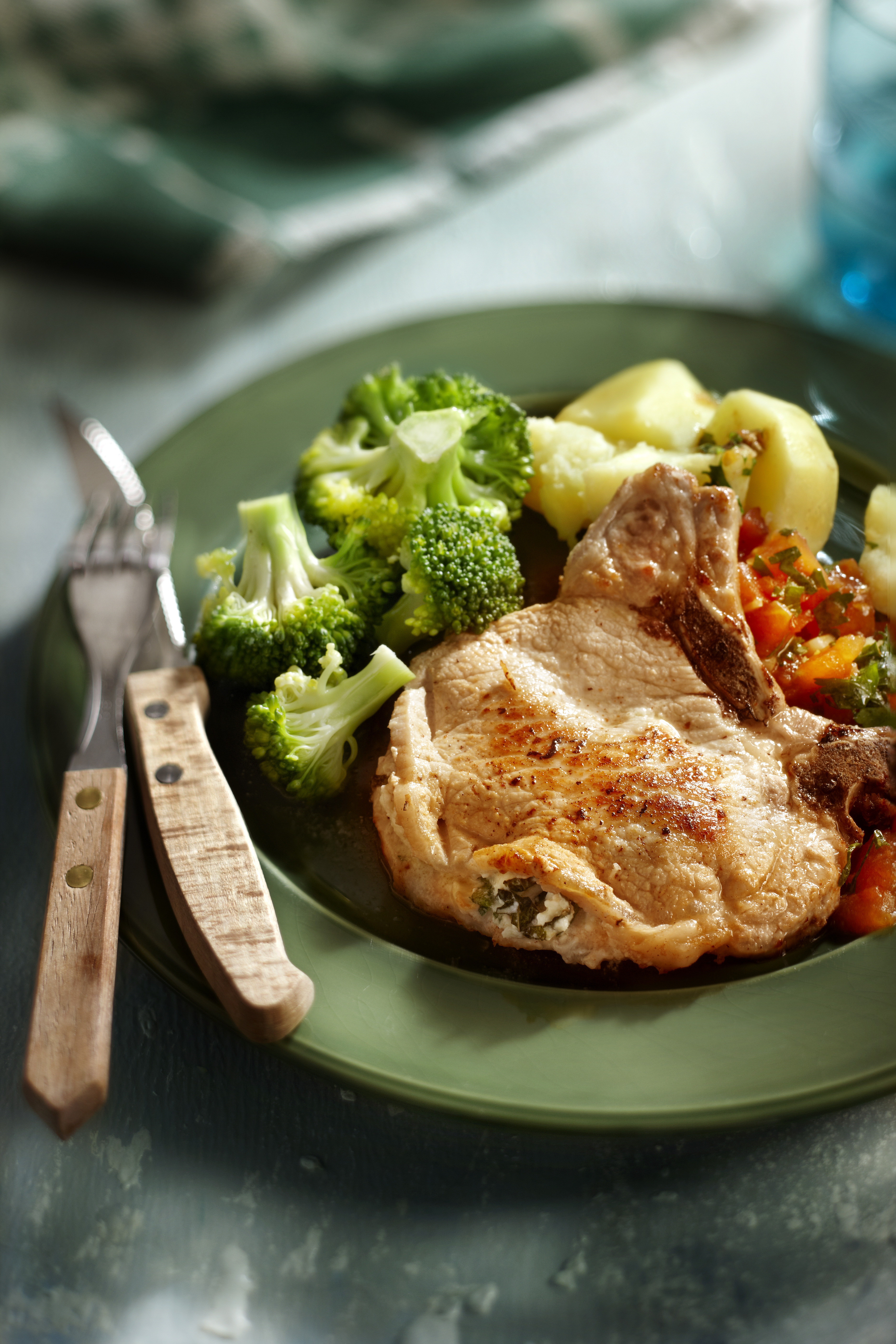 Gevulde ribkarbonade met tomatenjus