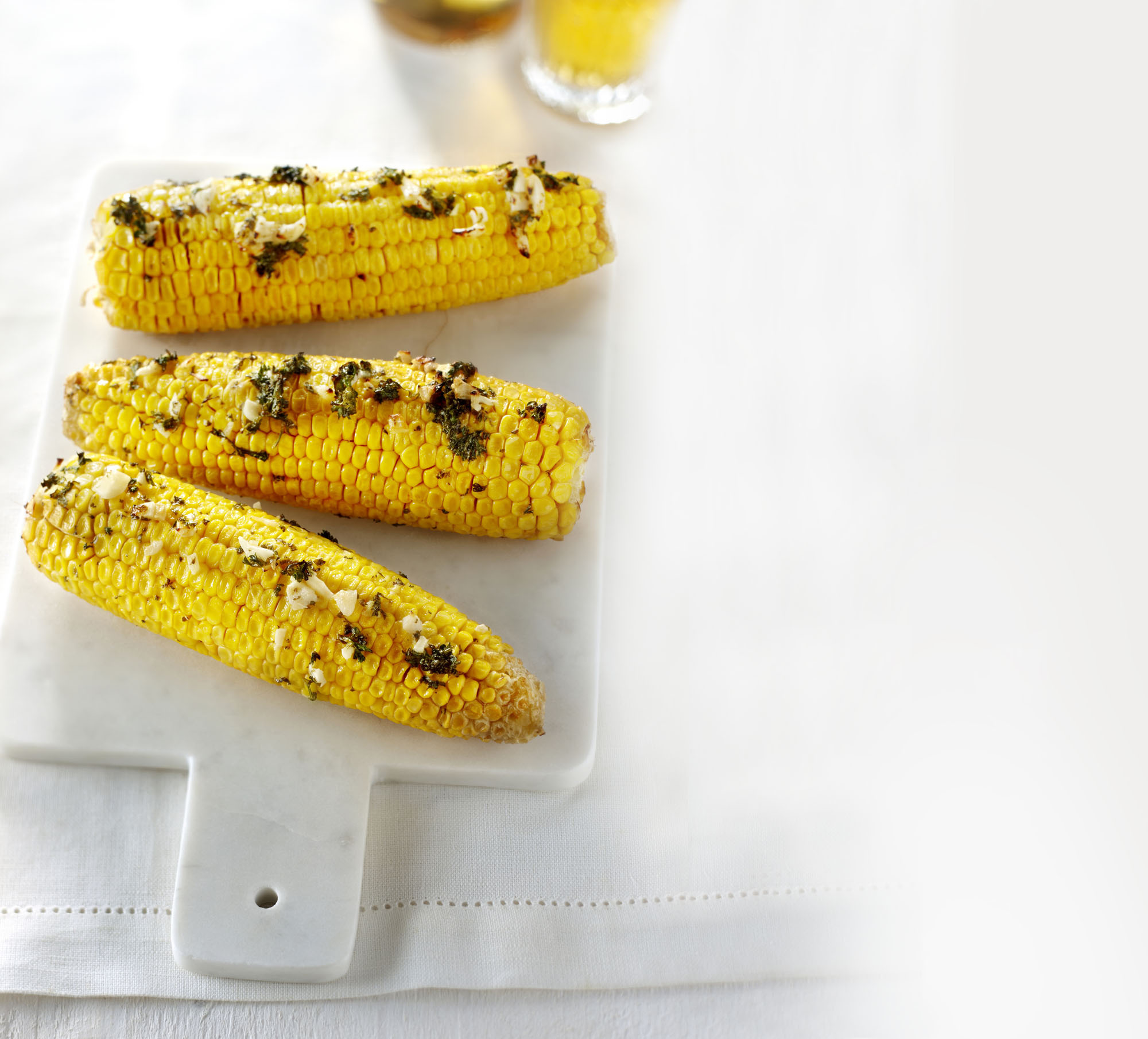 Geroosterde maïs met peterselieboter