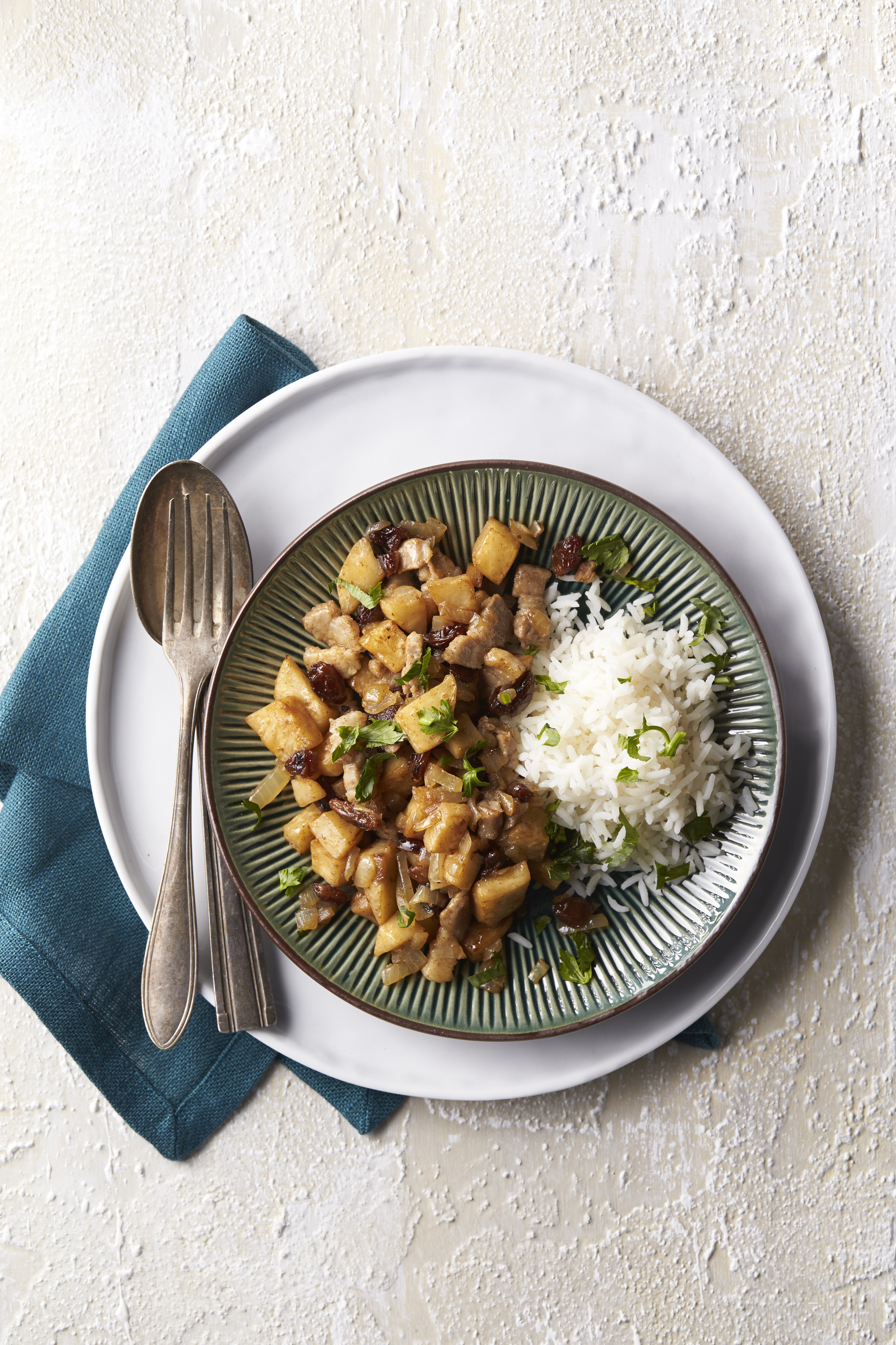 Geroerbakte knolselderij met spek, kaneel en rozijnen