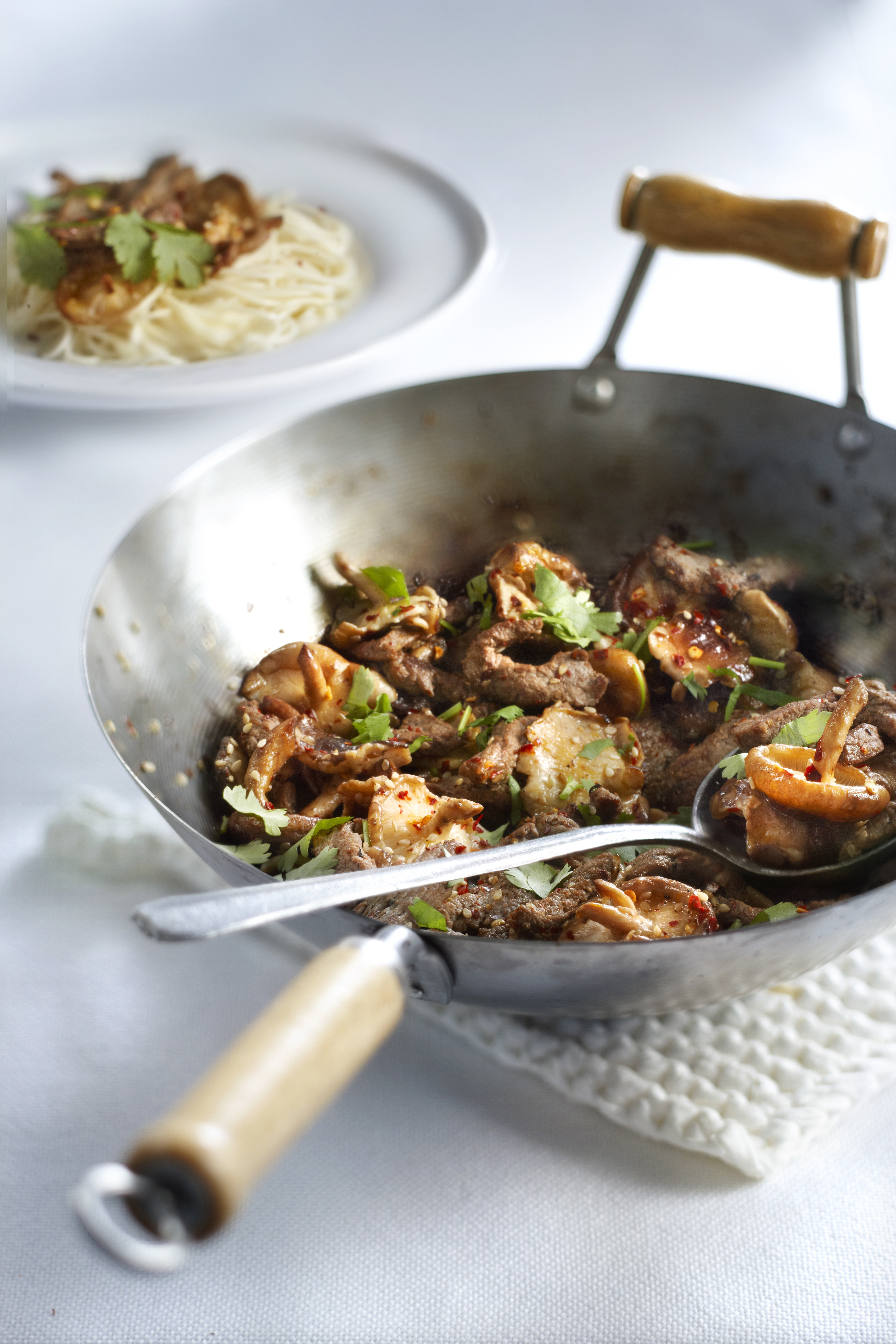 Geroerbakte biefstuk met shiitake en knoflook