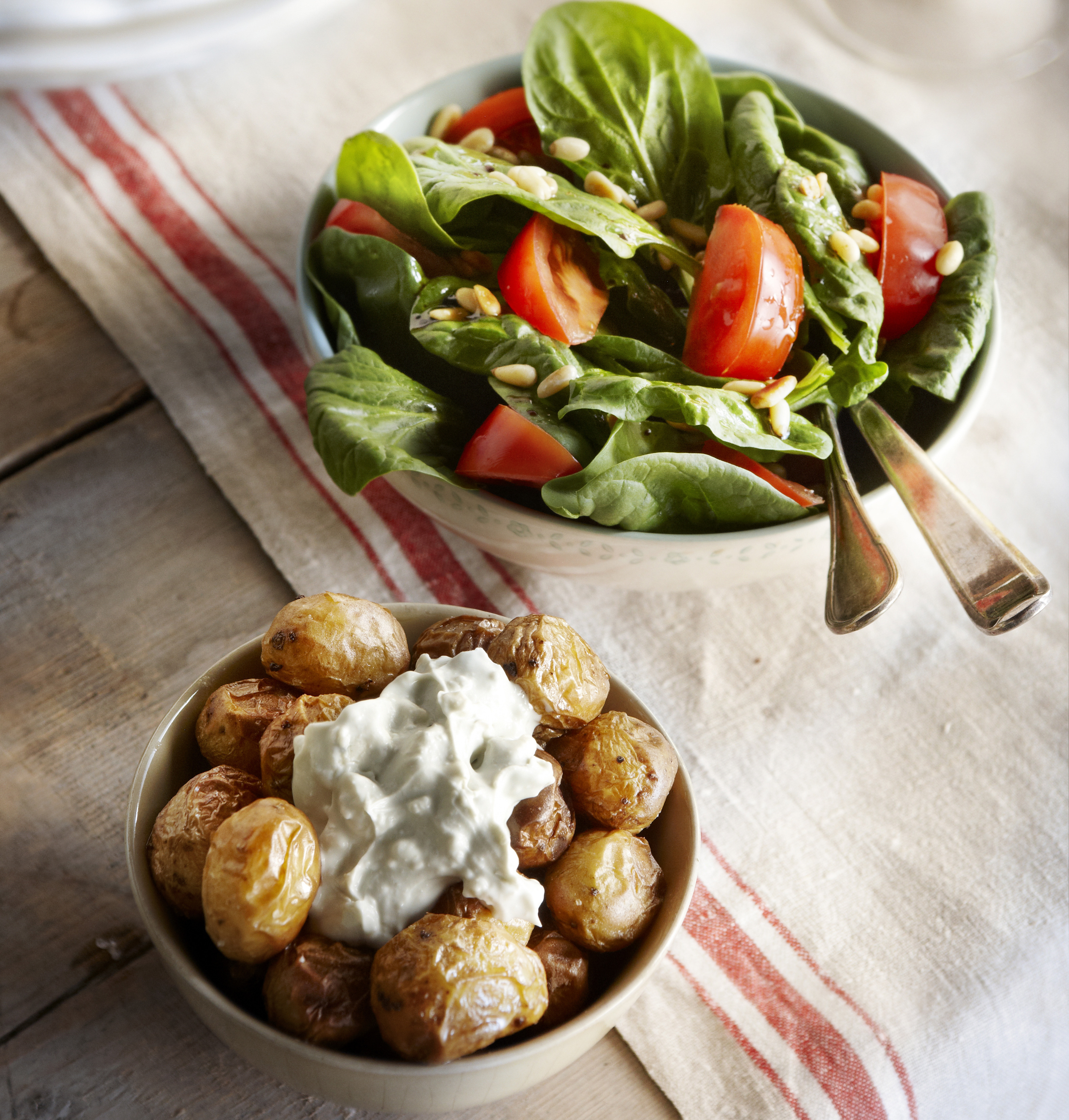 Gepofte krieltjes met gorgonzola en spinaziesalade