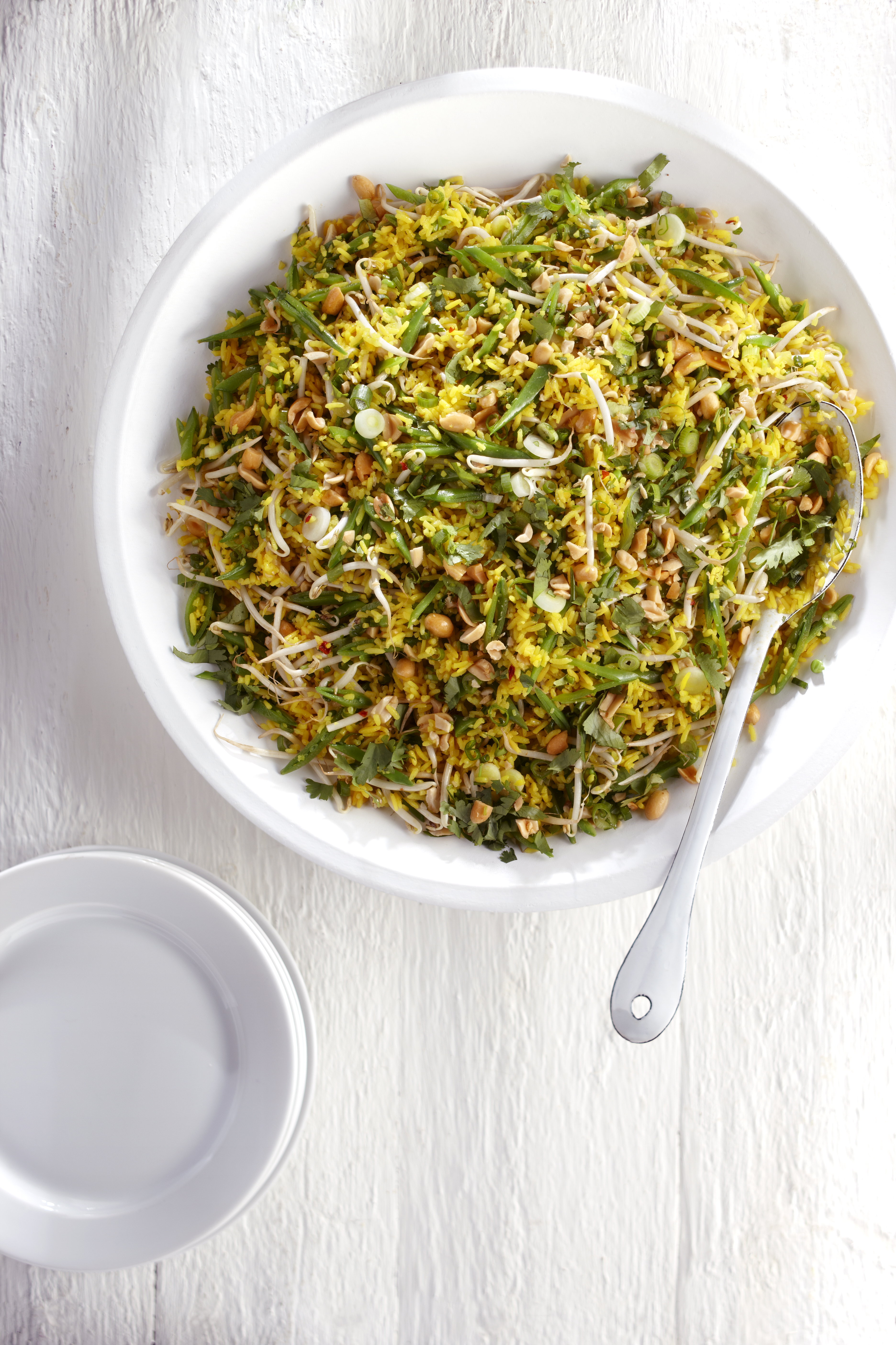 Gele rijstsalade met taugé en pinda's