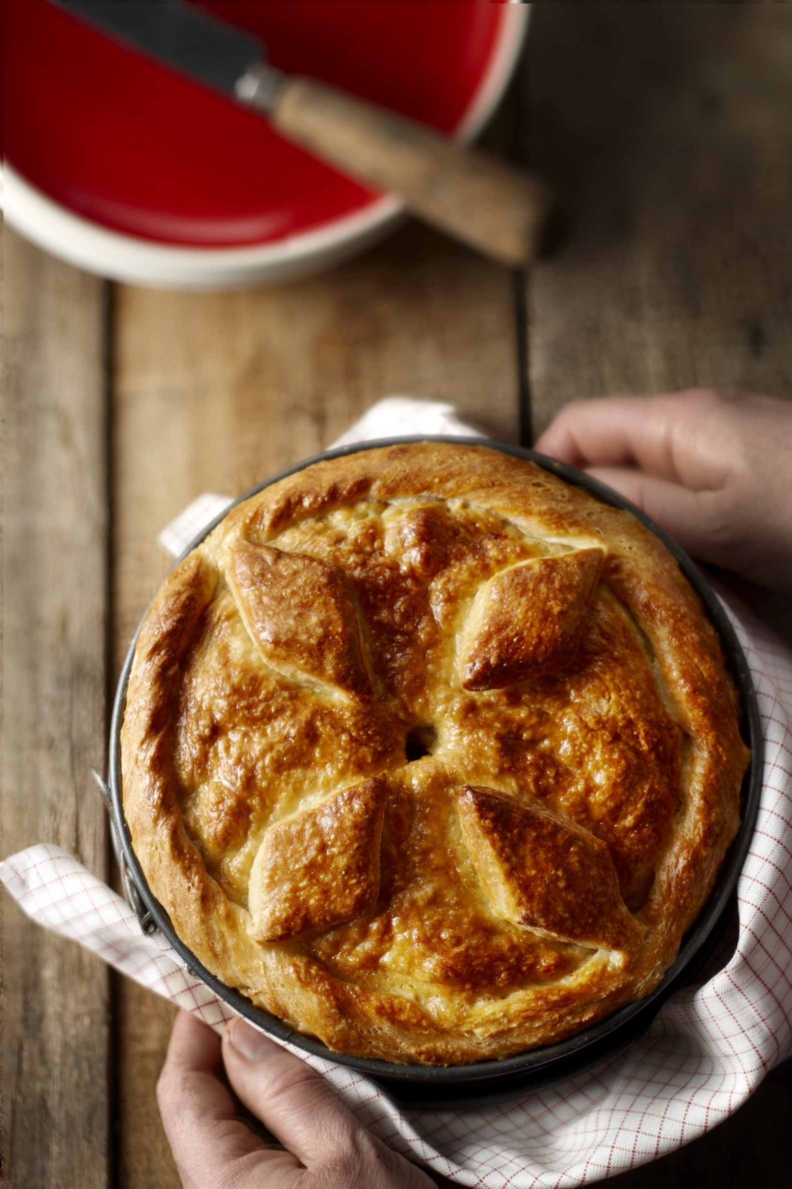 Gehakttaart met brooddeksel