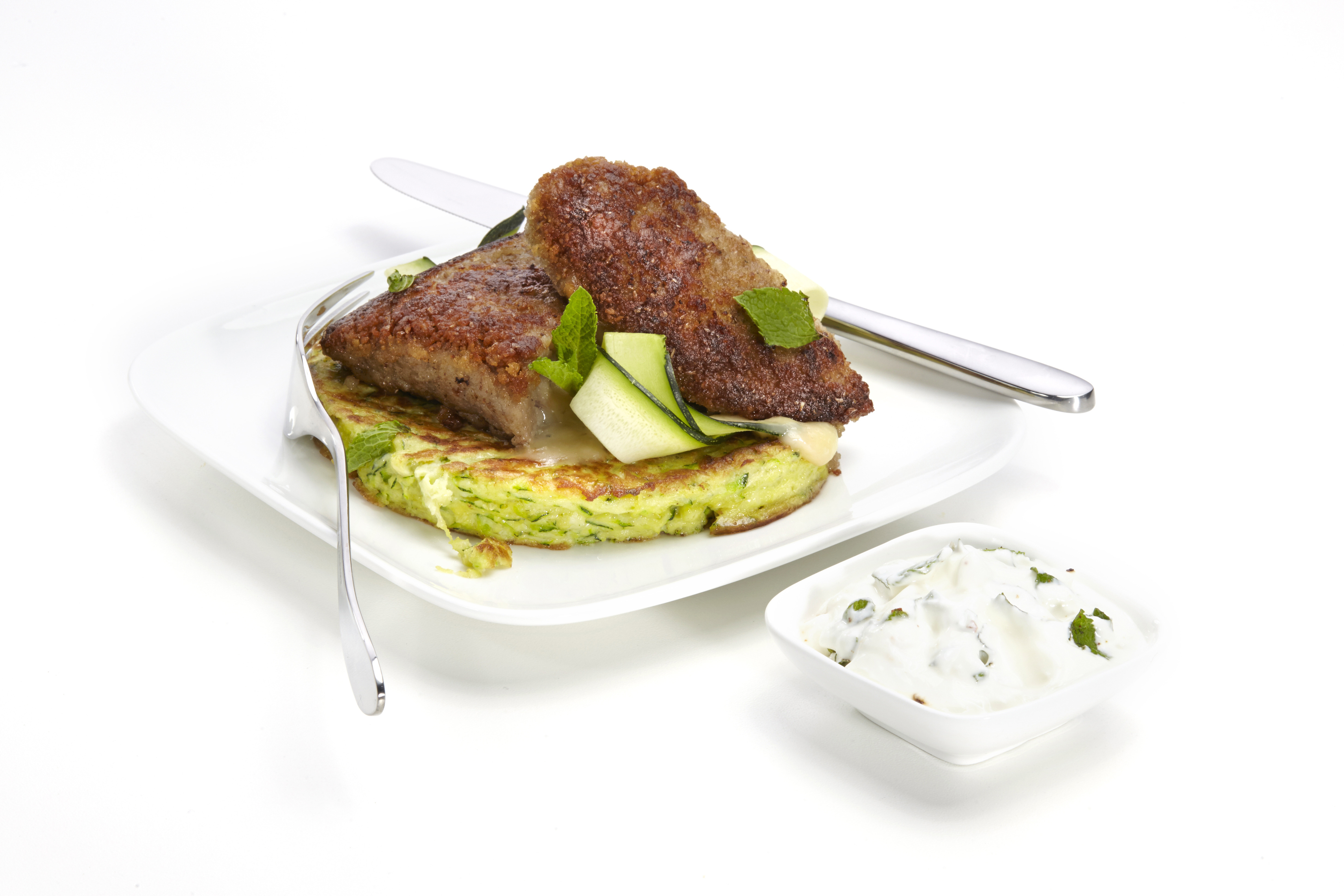 Gehaktschnitzel met courgettepannenkoekjes en muntyoghurt