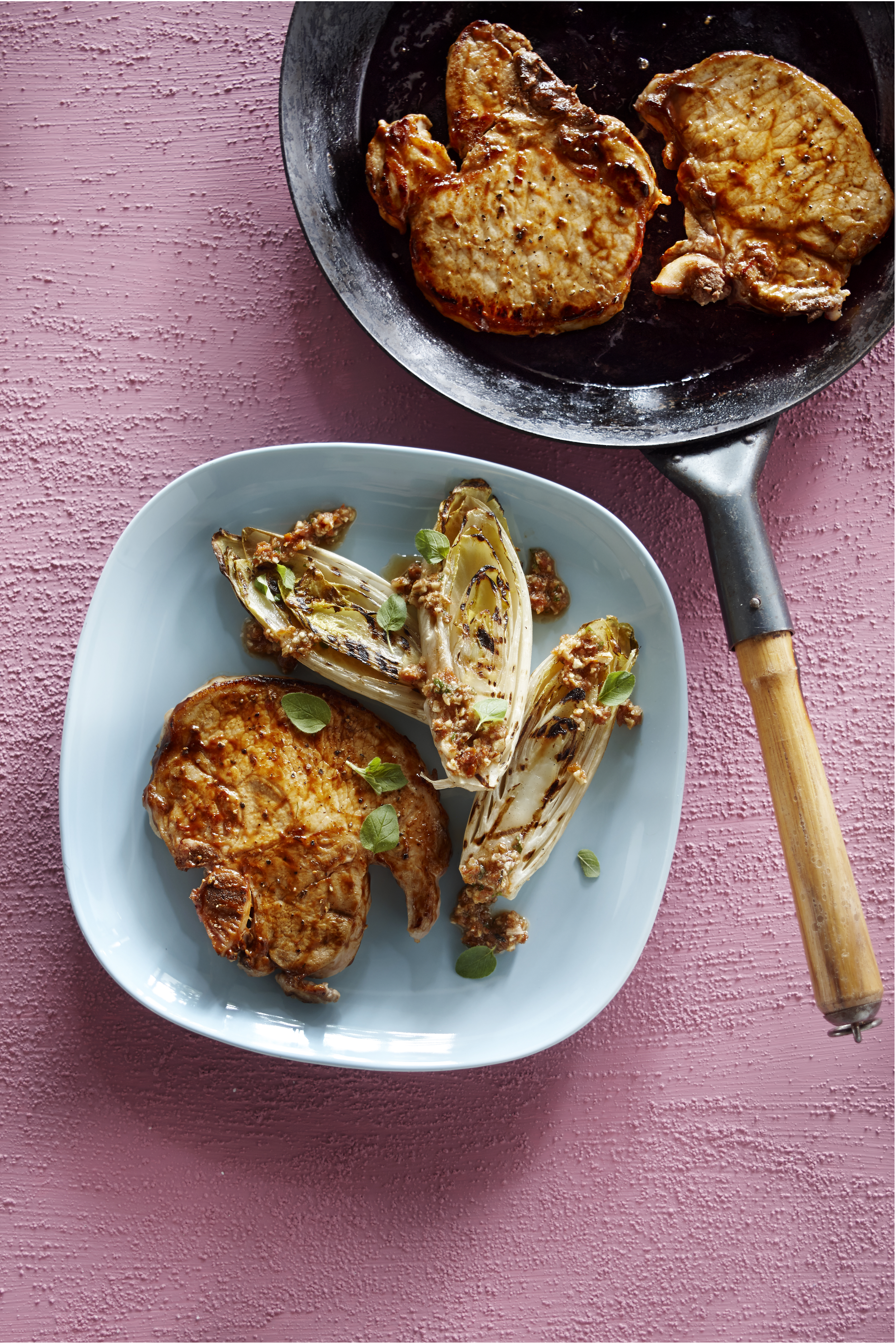 Gegrilde witlof met notenpesto