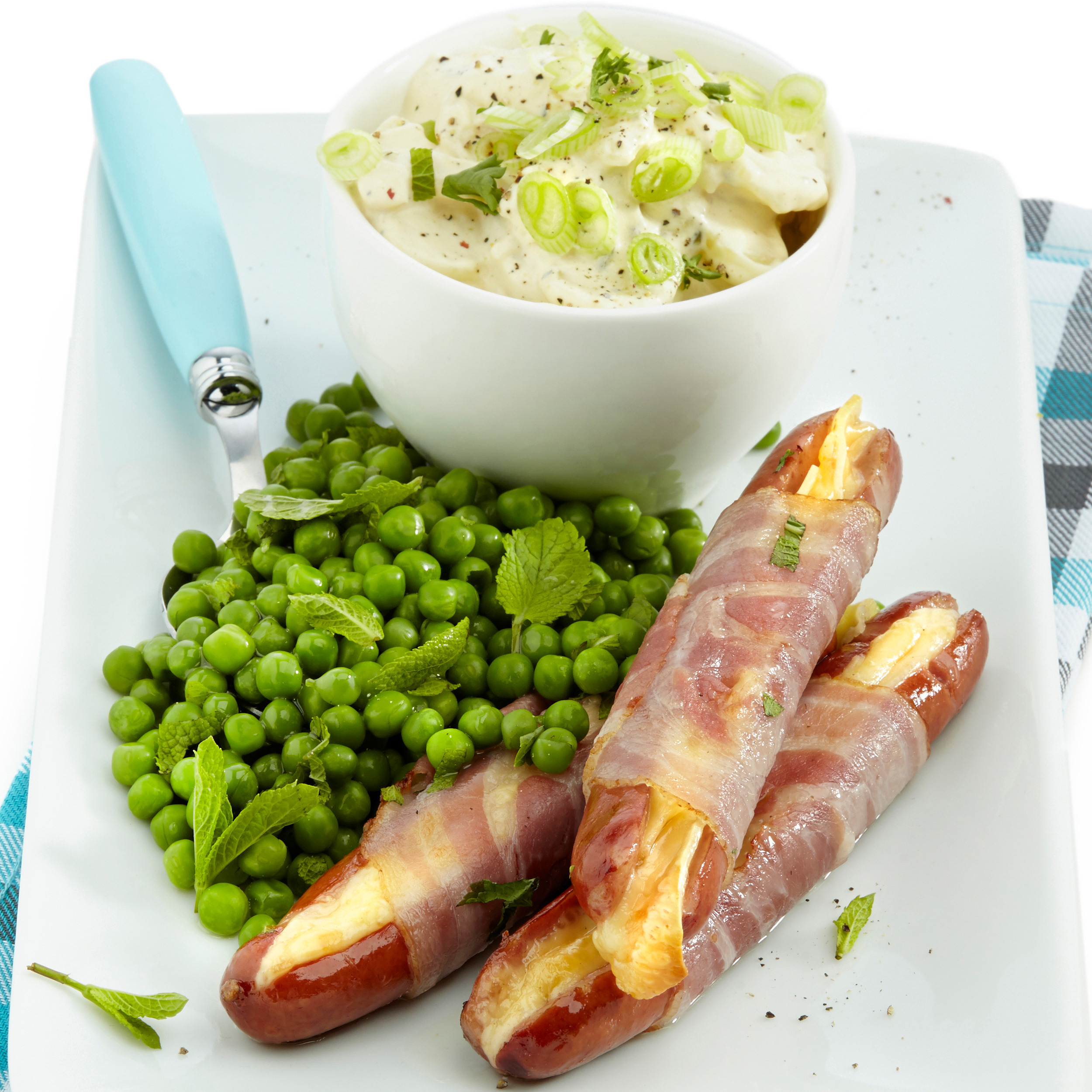 Gegrilde Frankfurter worstjes met spek en kaas