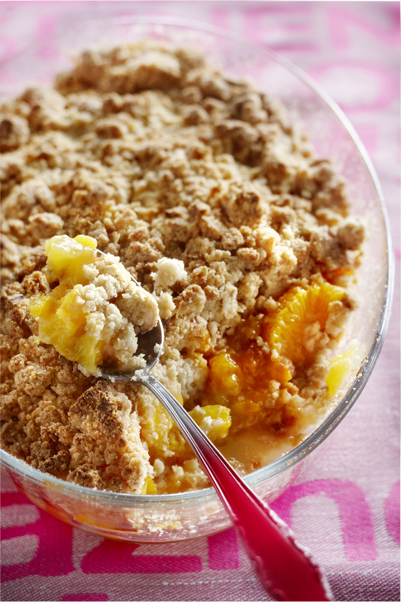 Fruitcrumble met oranje fruit