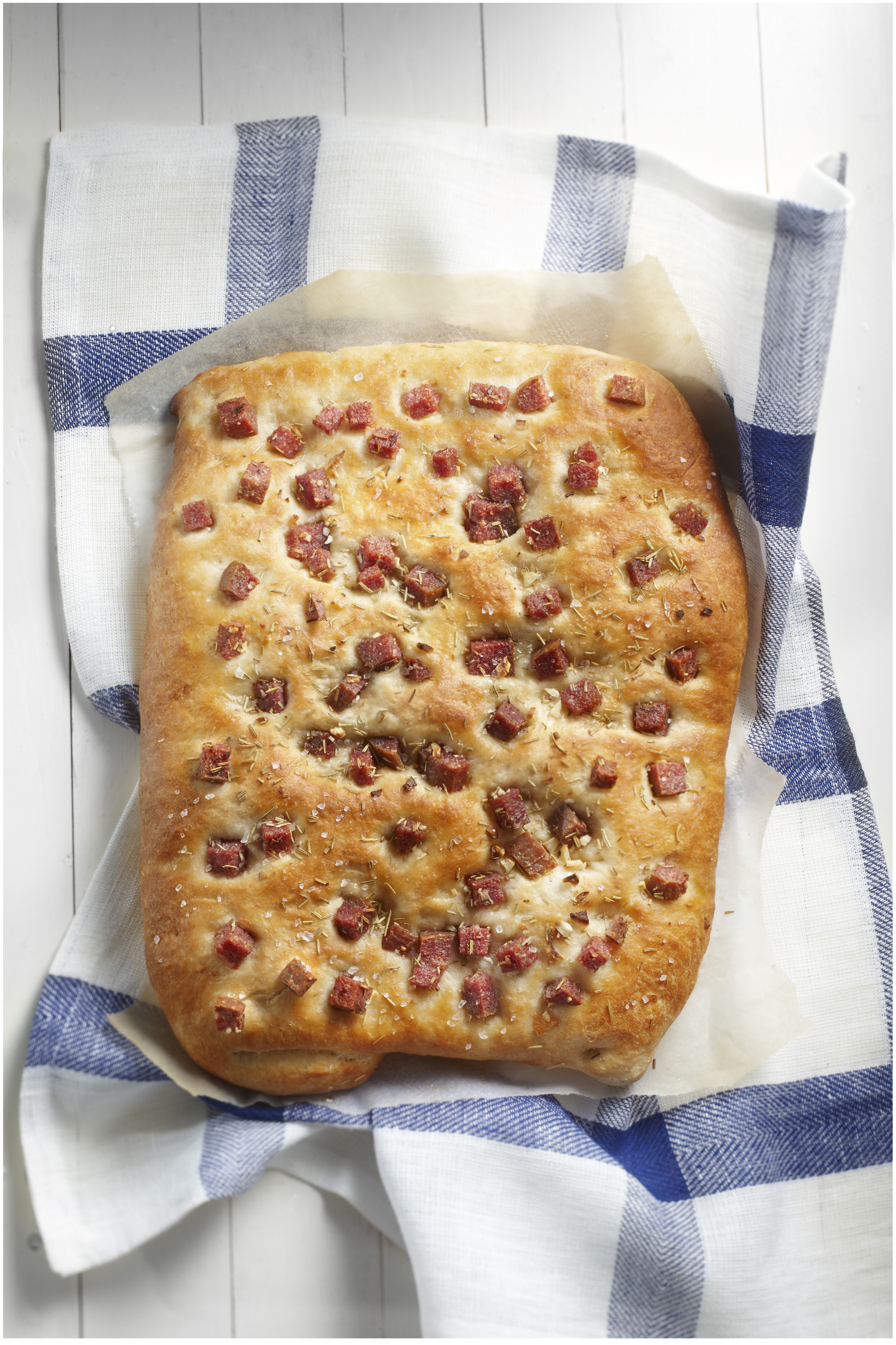 Focaccia met salami en rozemarijn