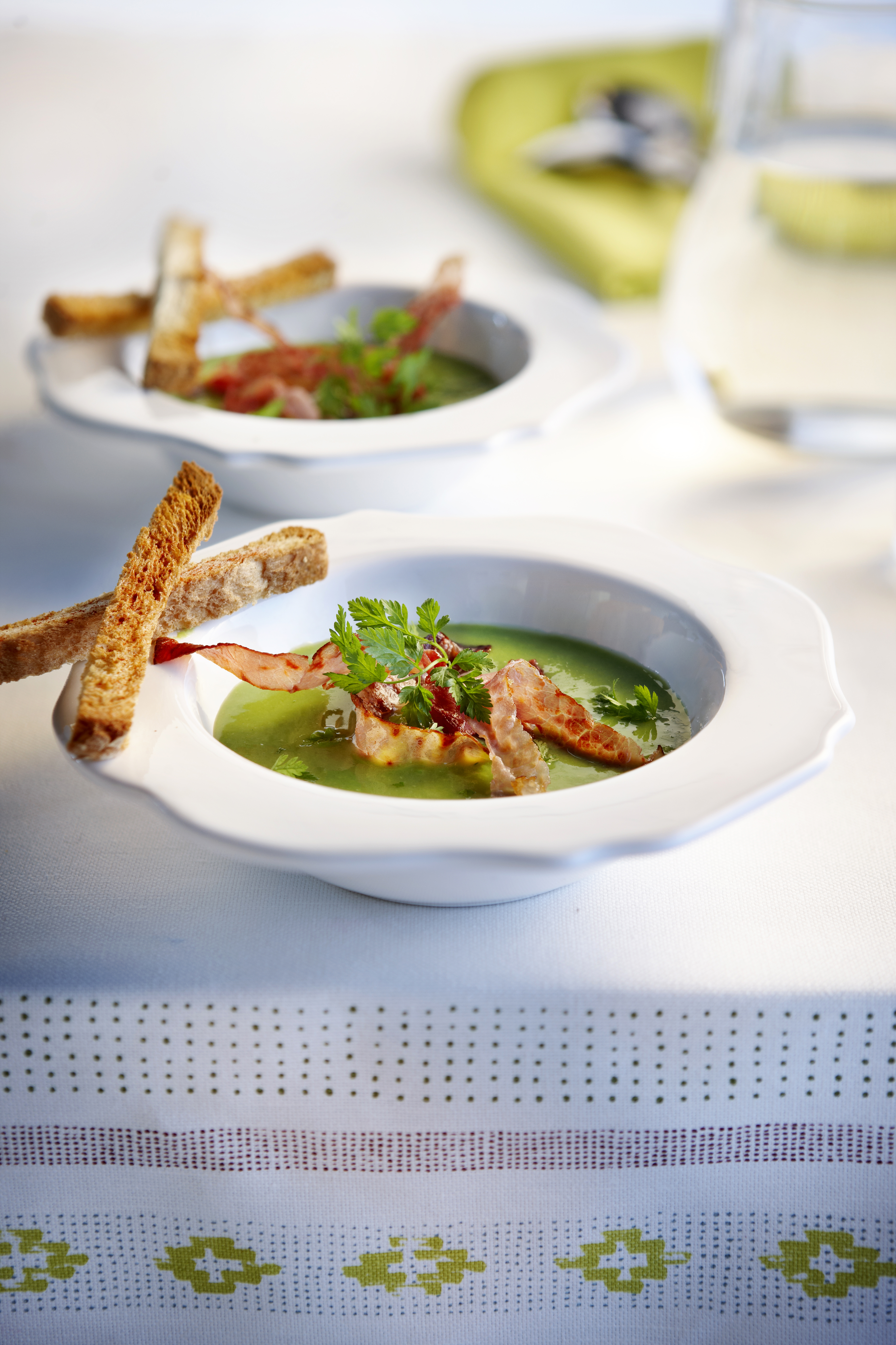 Doperwtenroomsoepje met krokant gebakken ham