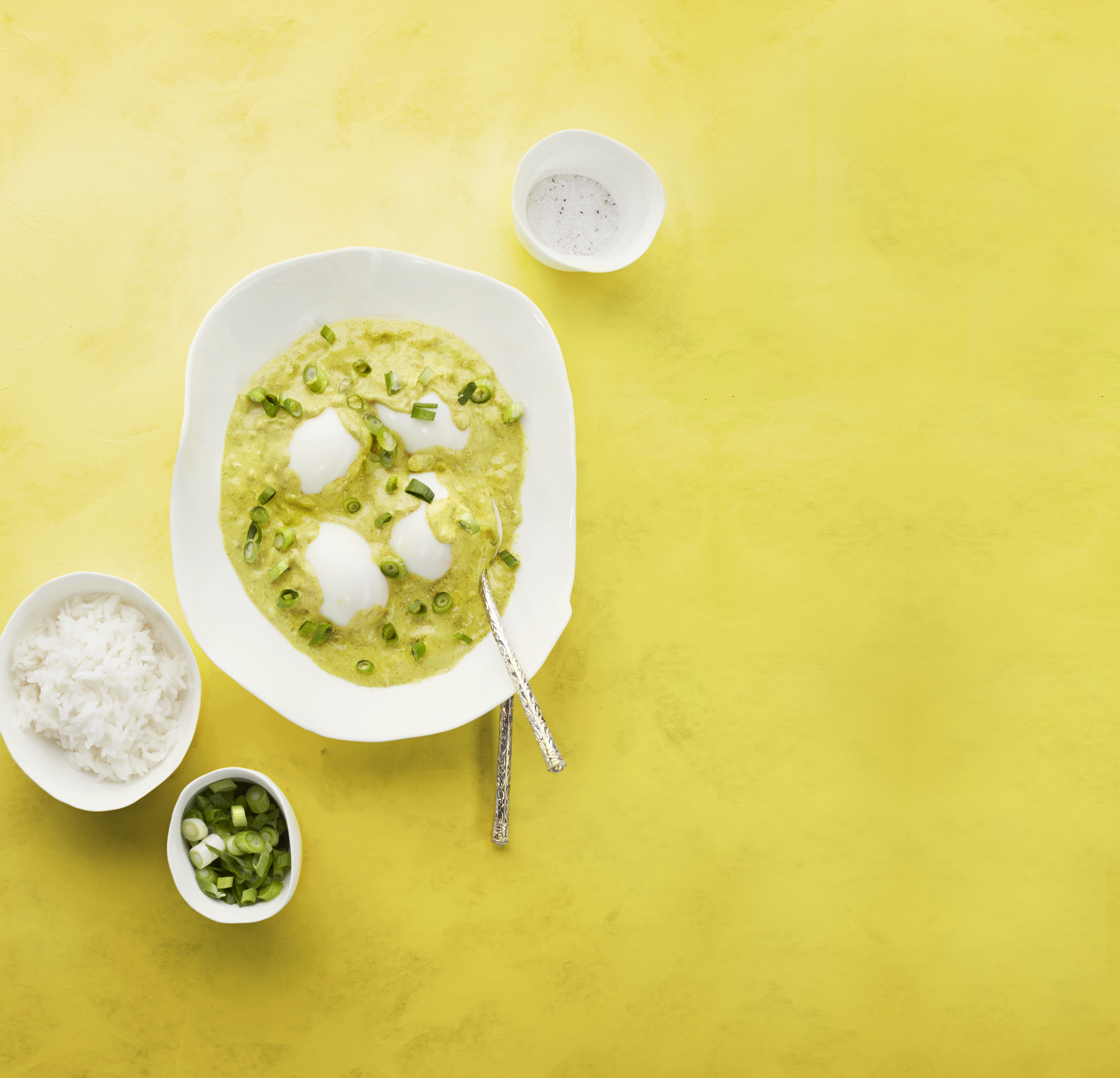 Curry-eieren in kokossaus