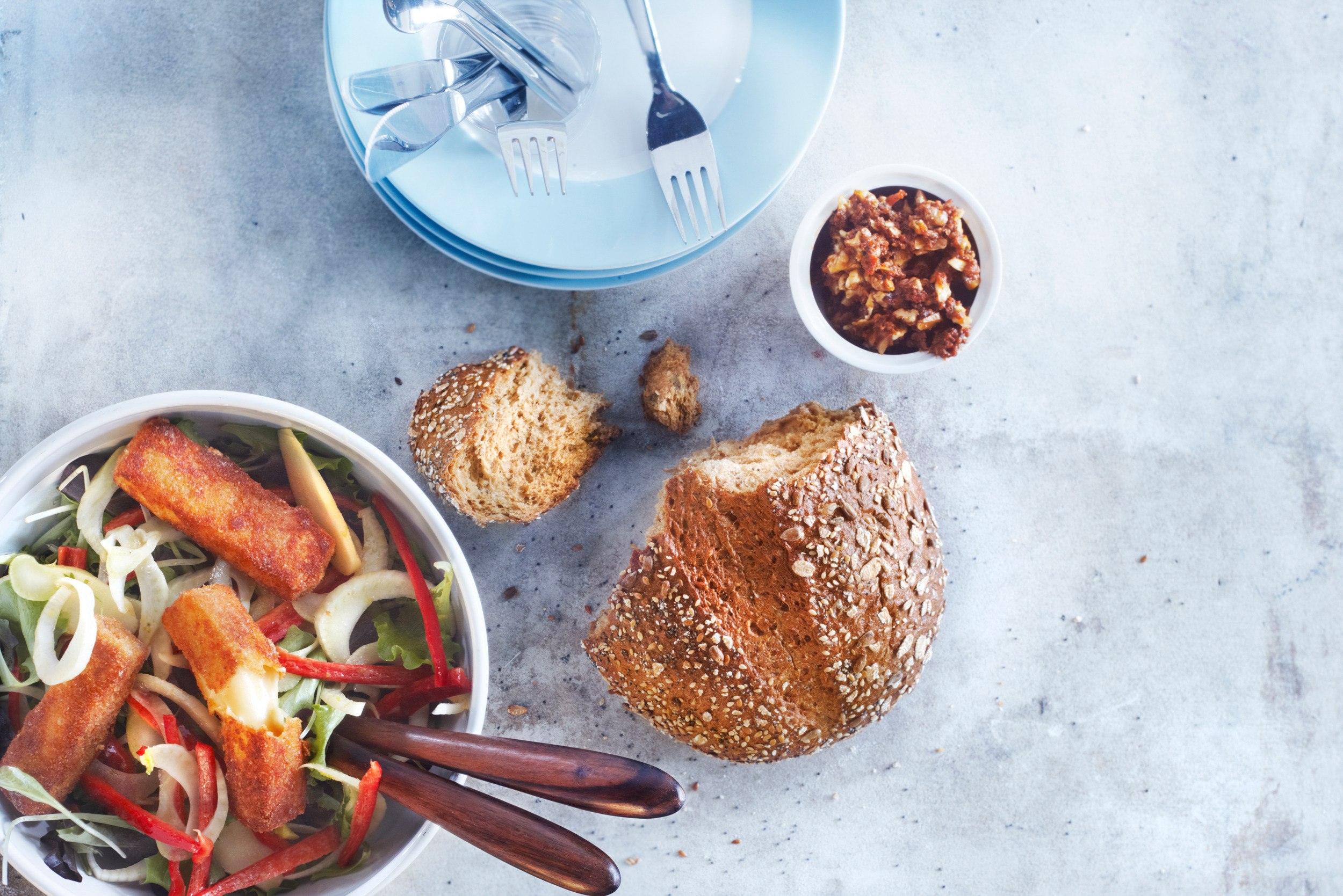 Bonte salade met kaassticks