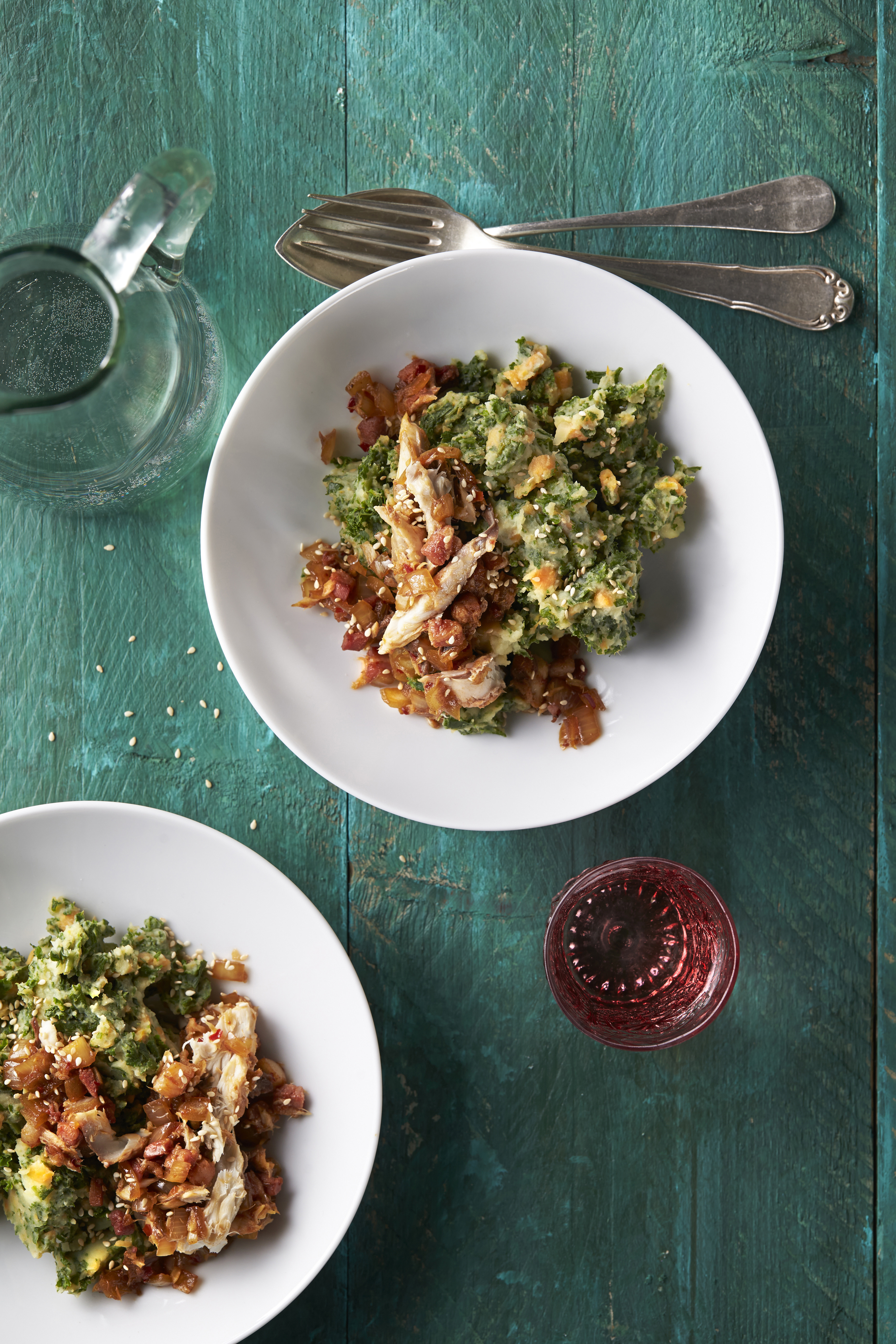 Boerenkoolschotel met zoete aardappel en makreel