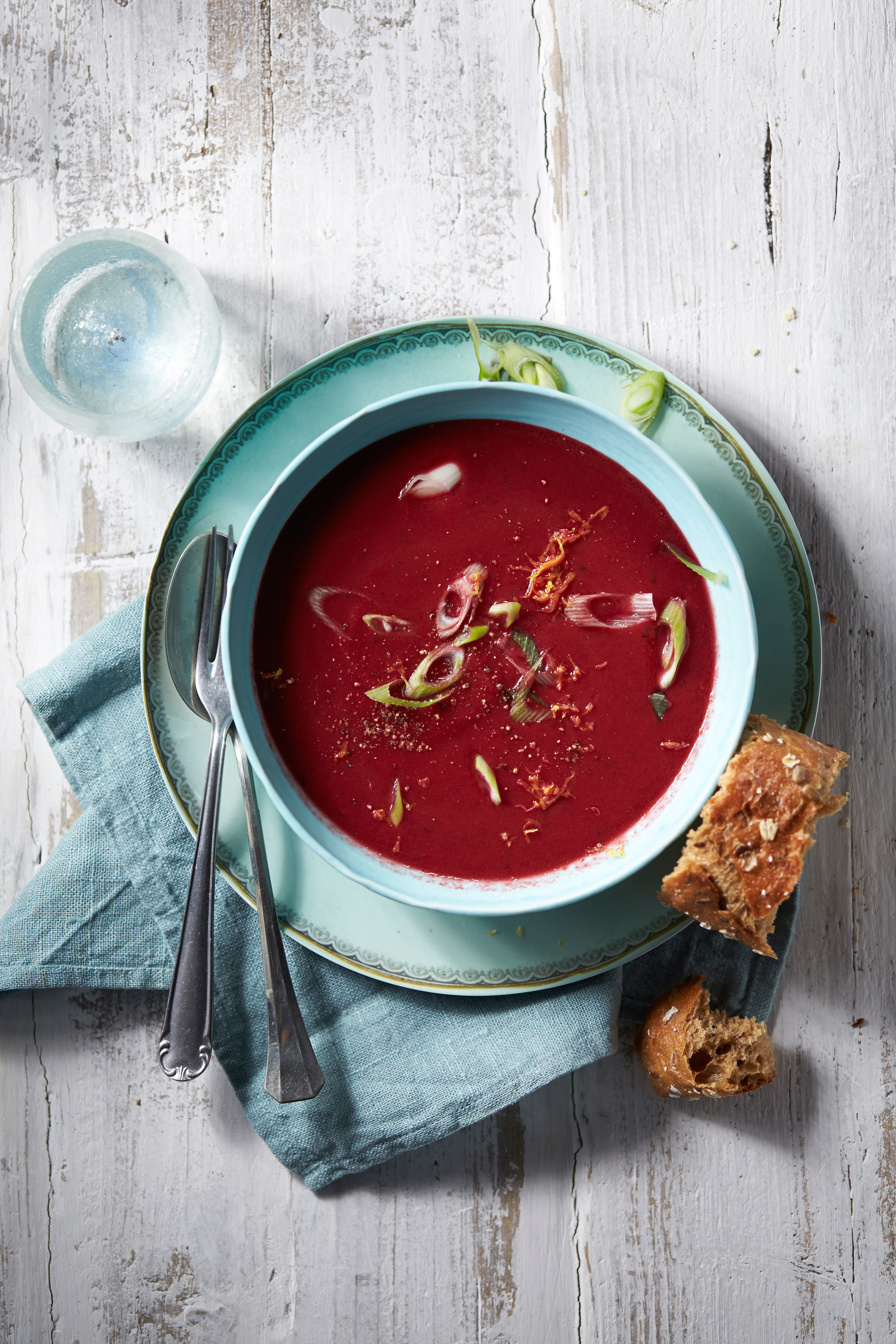 Bietensoep met gember en kokosmelk