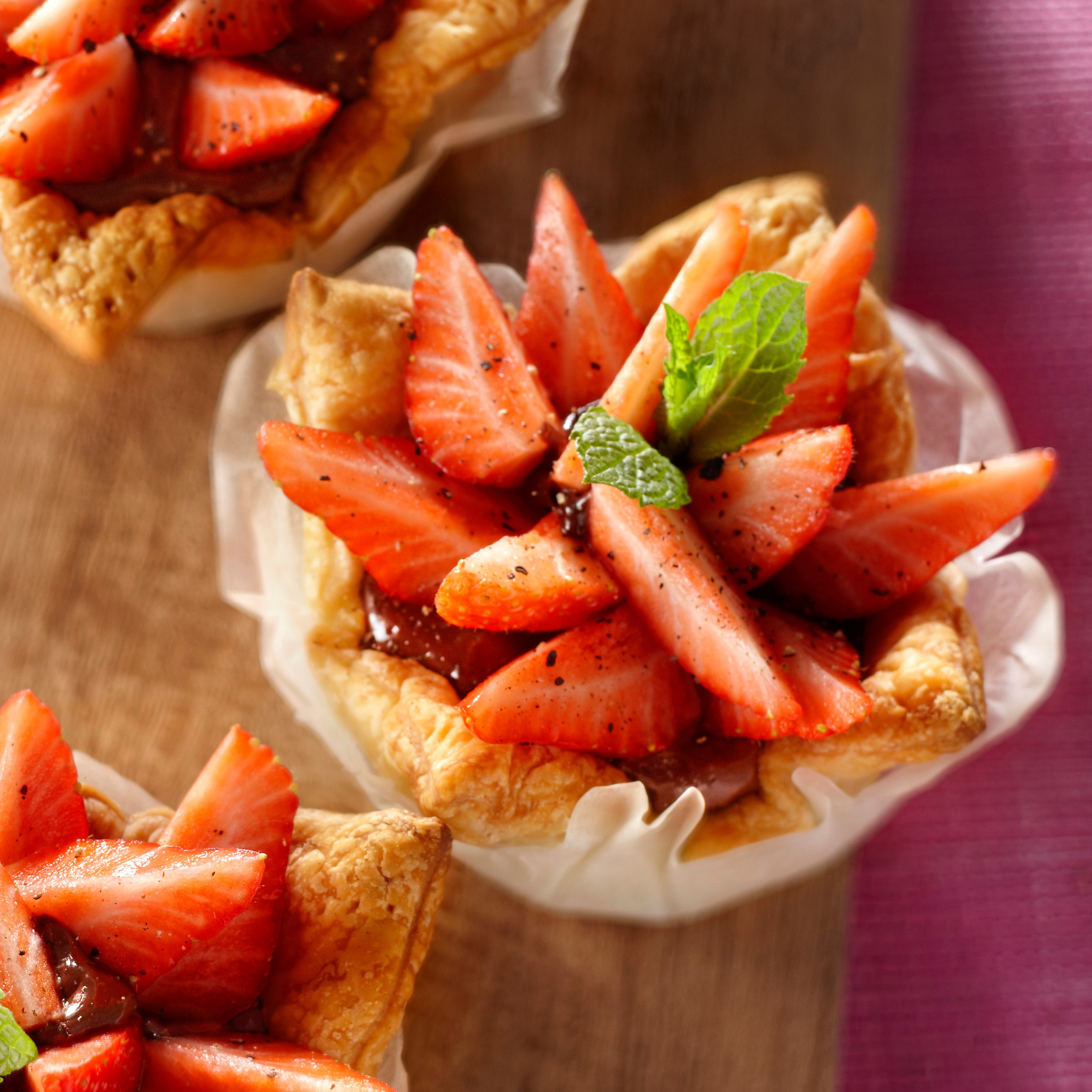 Aardbeientaartje met chocolade en munt