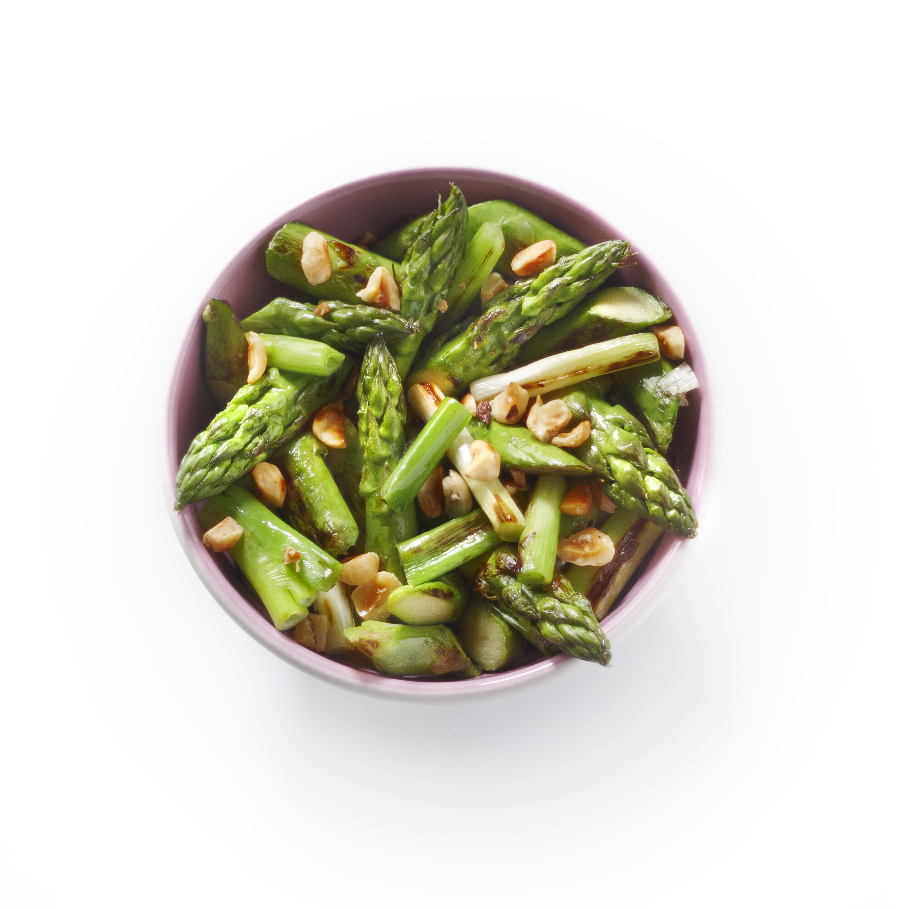 Groene aspergesalade met bosui en hazelnoten