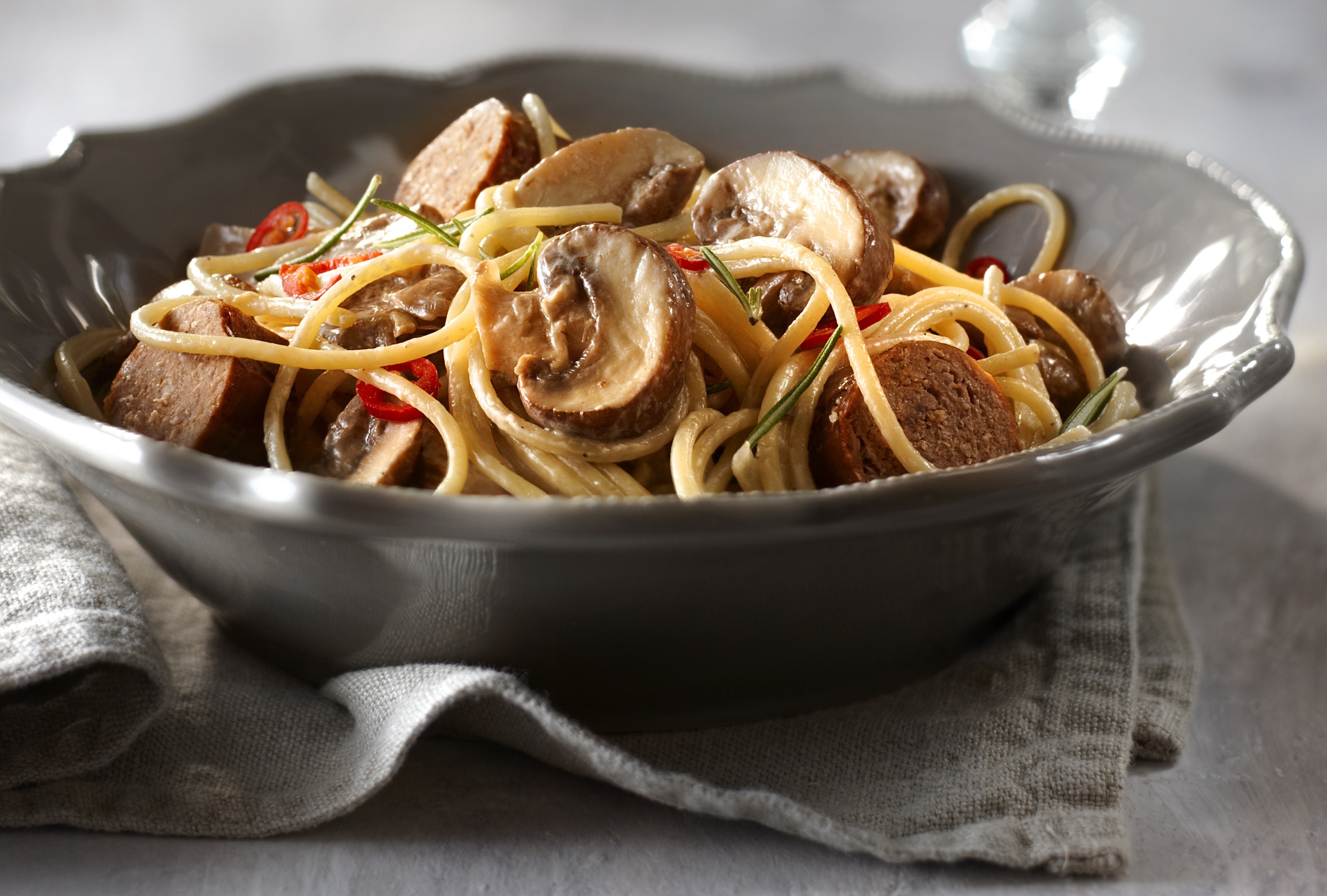 Romige spaghetti met champignons en worst