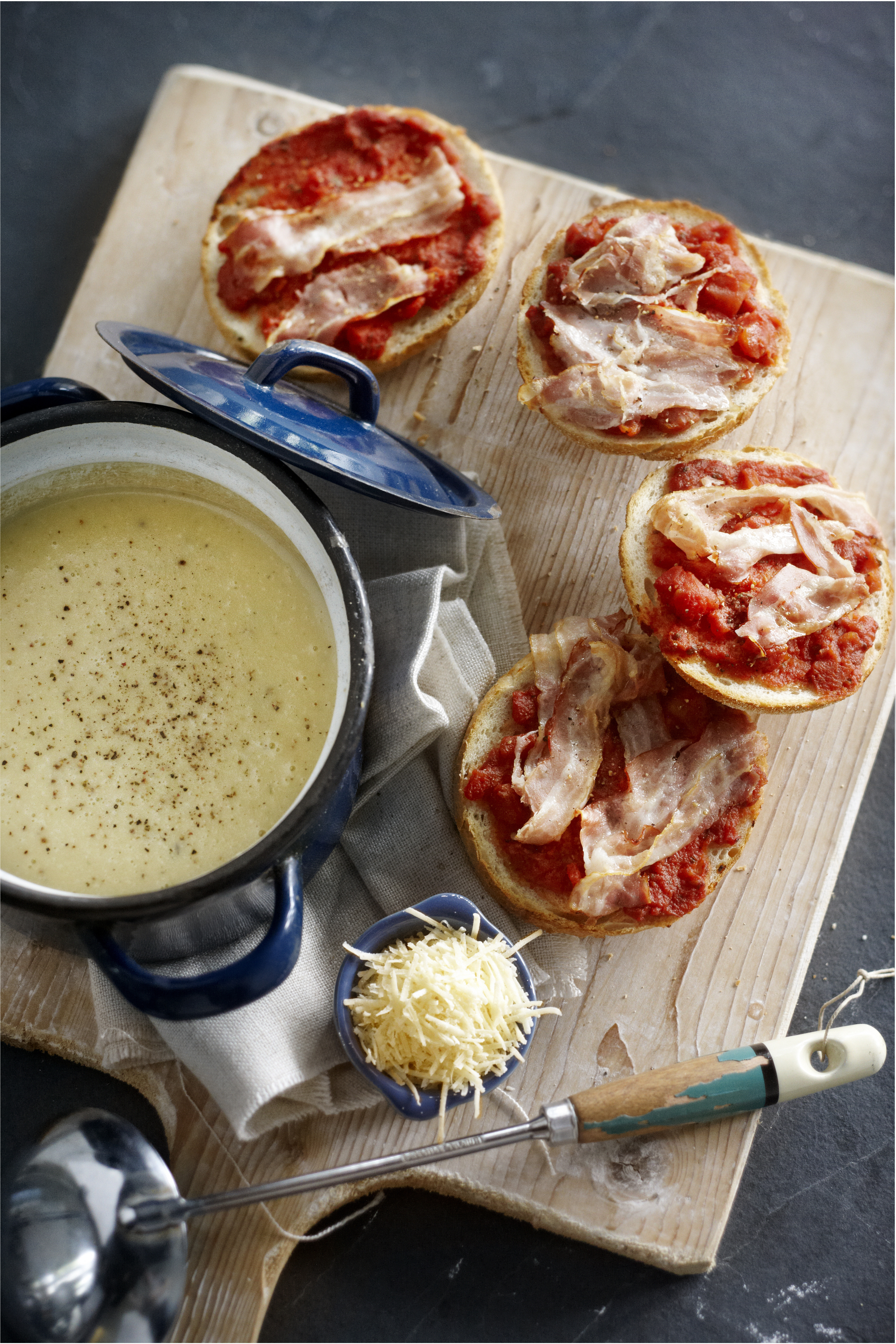 Romige Italiaanse aardappel-knoflooksoep