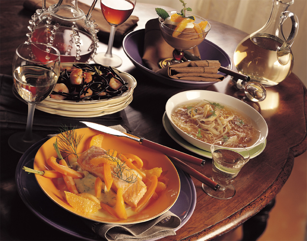 Roergebakken garnalen met zwarte pasta