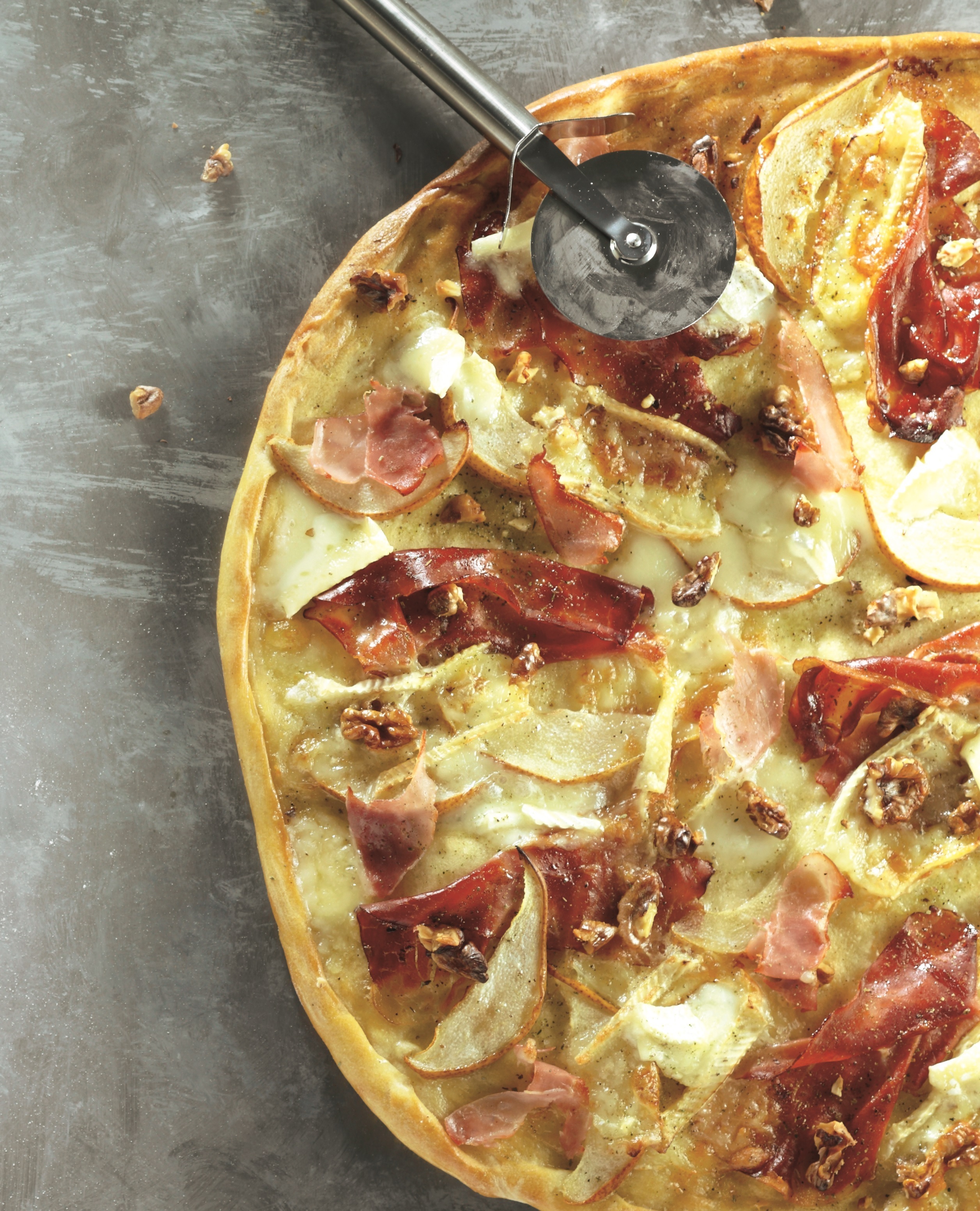 Pizza met rauwe ham, brie en noten