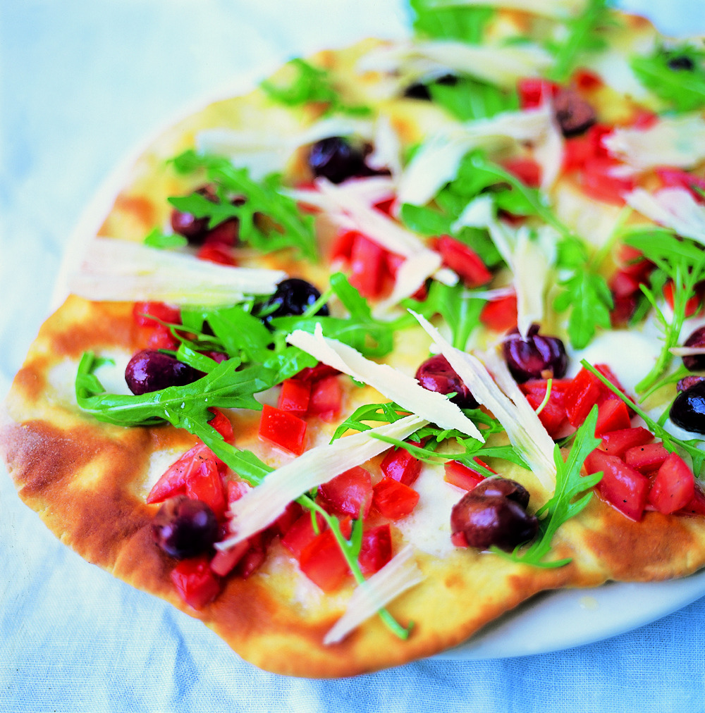 Pizza met olijf, tomaat, rucola, Parmezaan en mozzarella