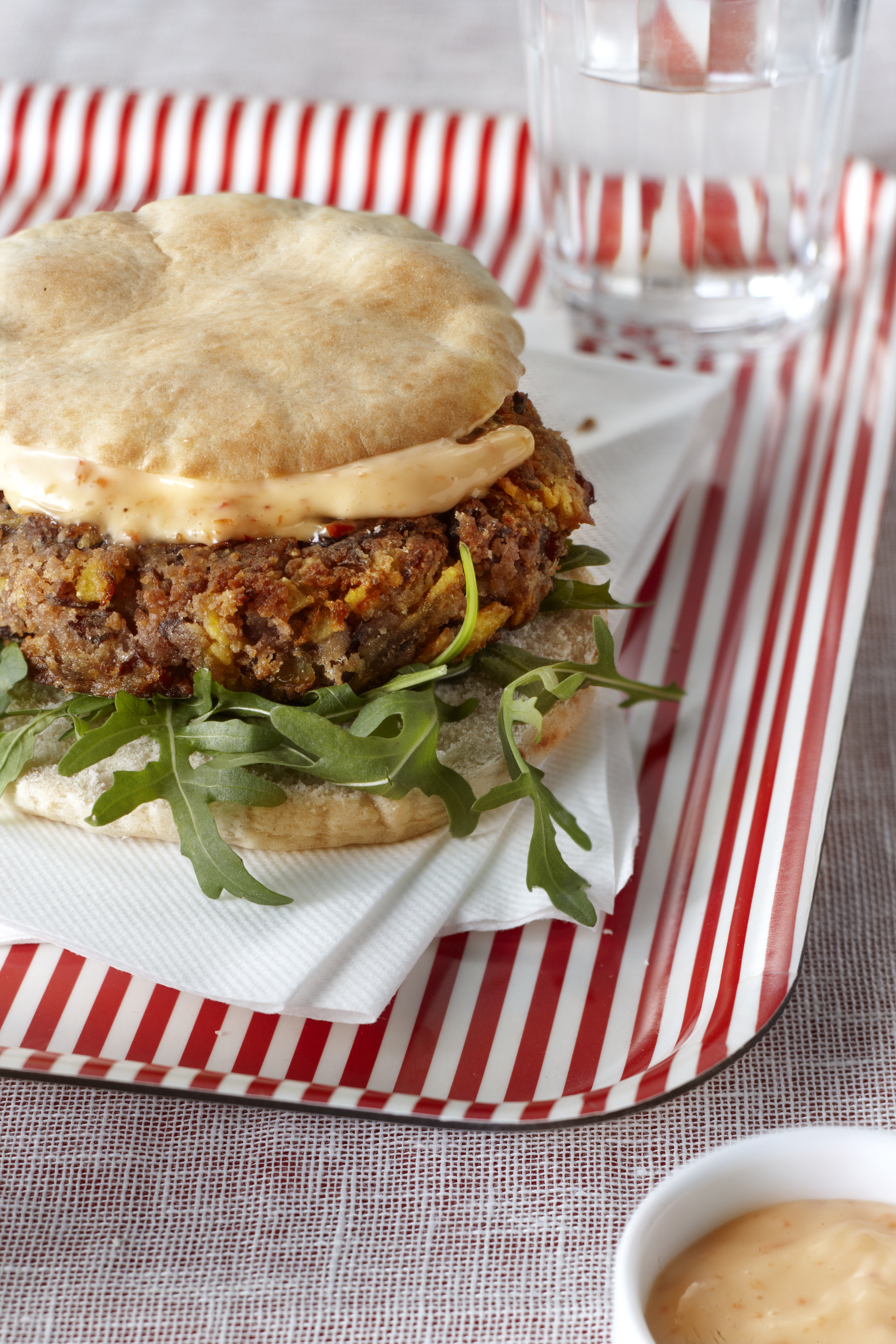 Pittige linzenburger met komkommeryoghurt