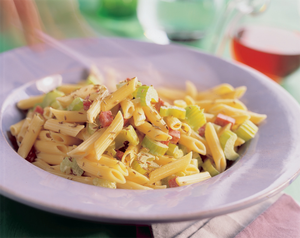 Pasta met salami en bleekselderij