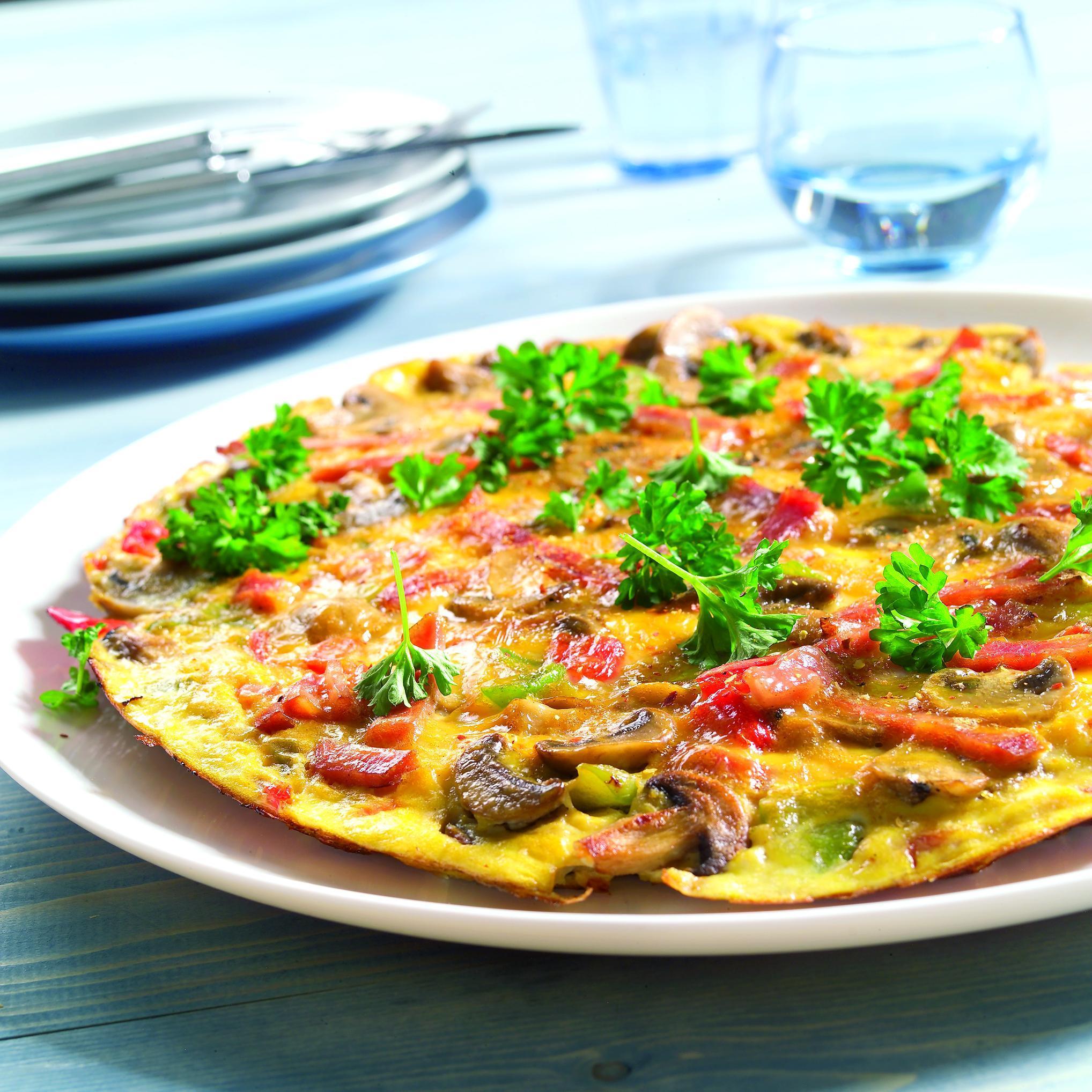 Paprika-omelet met ham en champignons