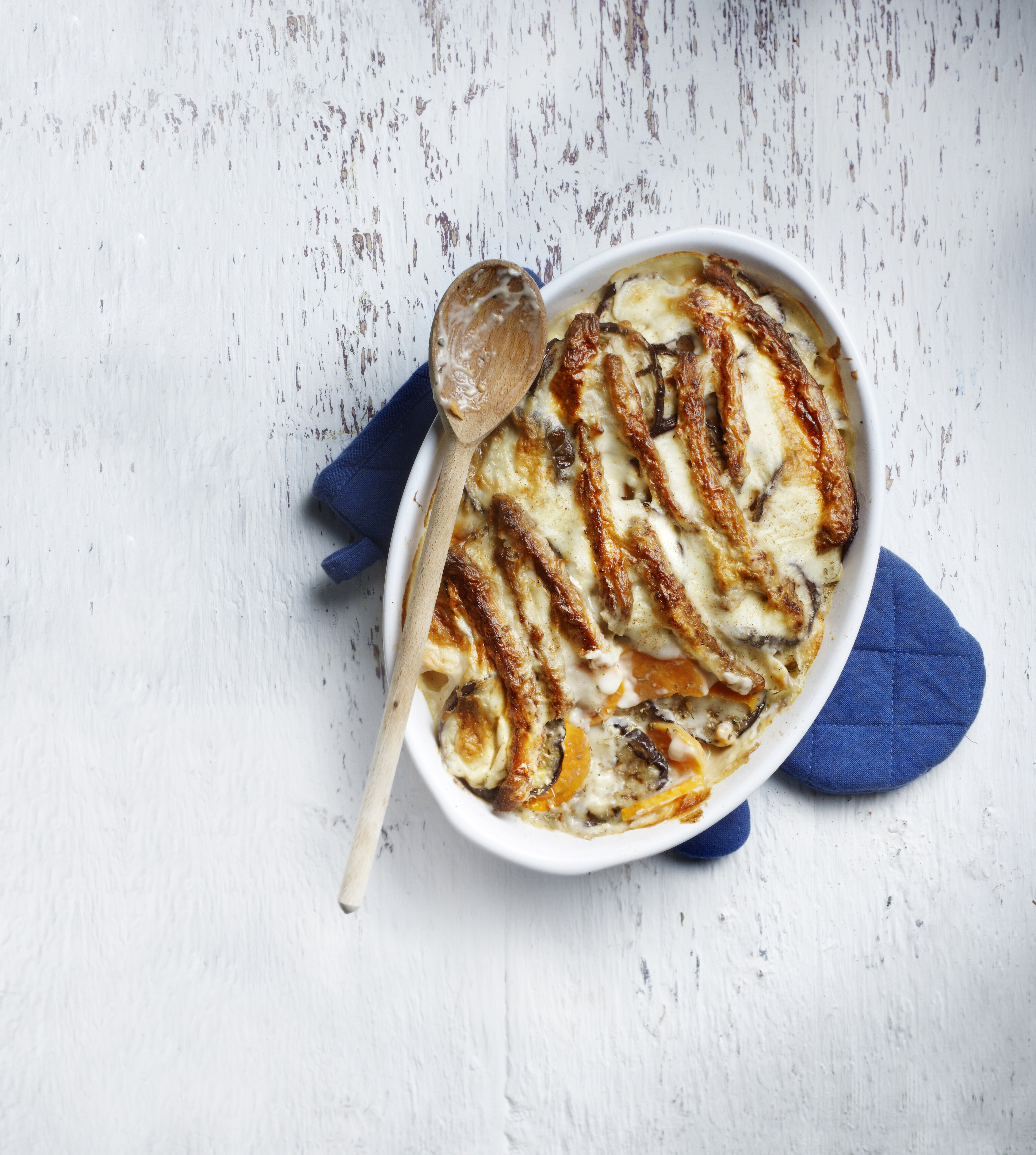 Ovenschotel met zoete aardappel, aubergine en saucijs
