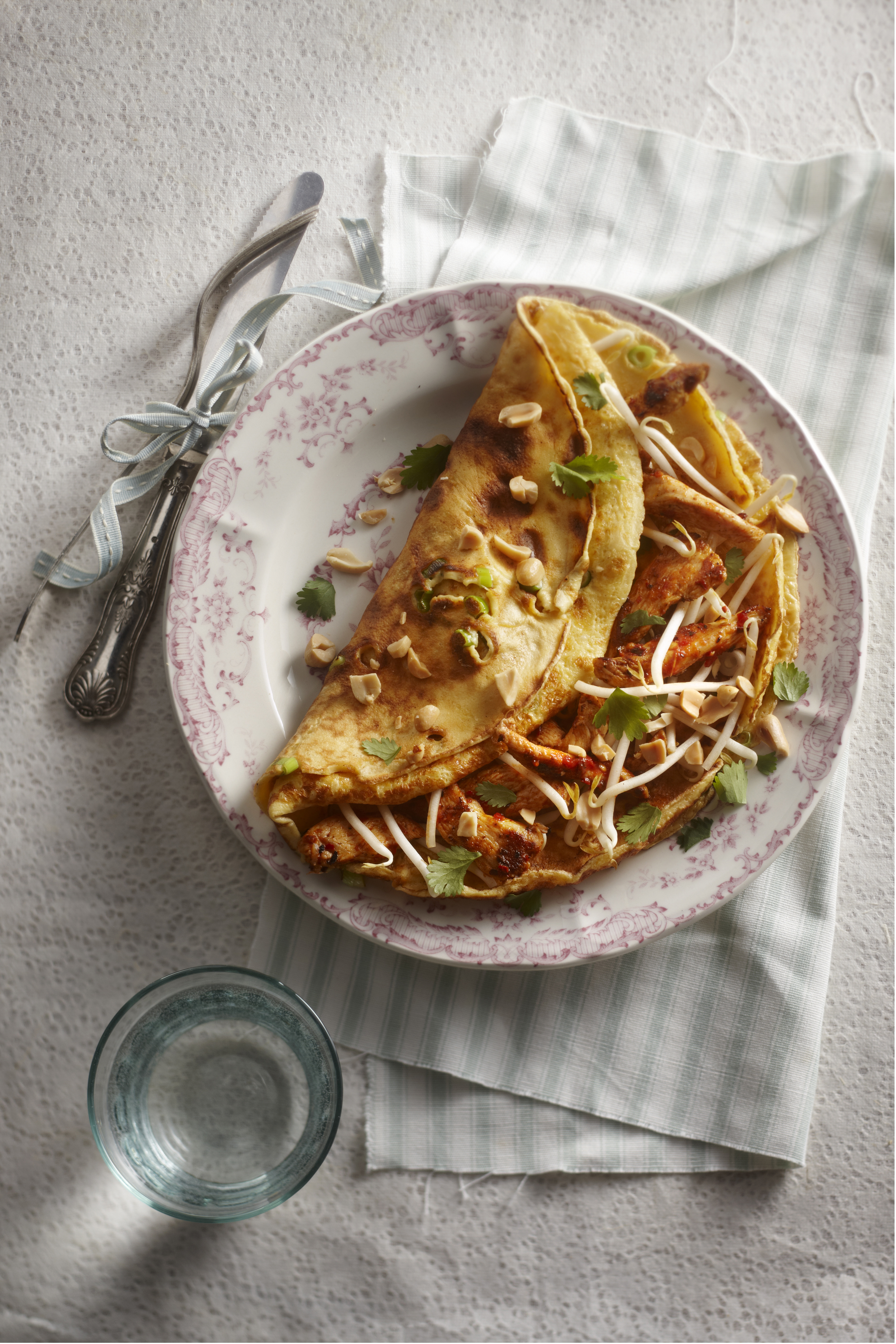 Oosterse pannenkoek met kip en tauge