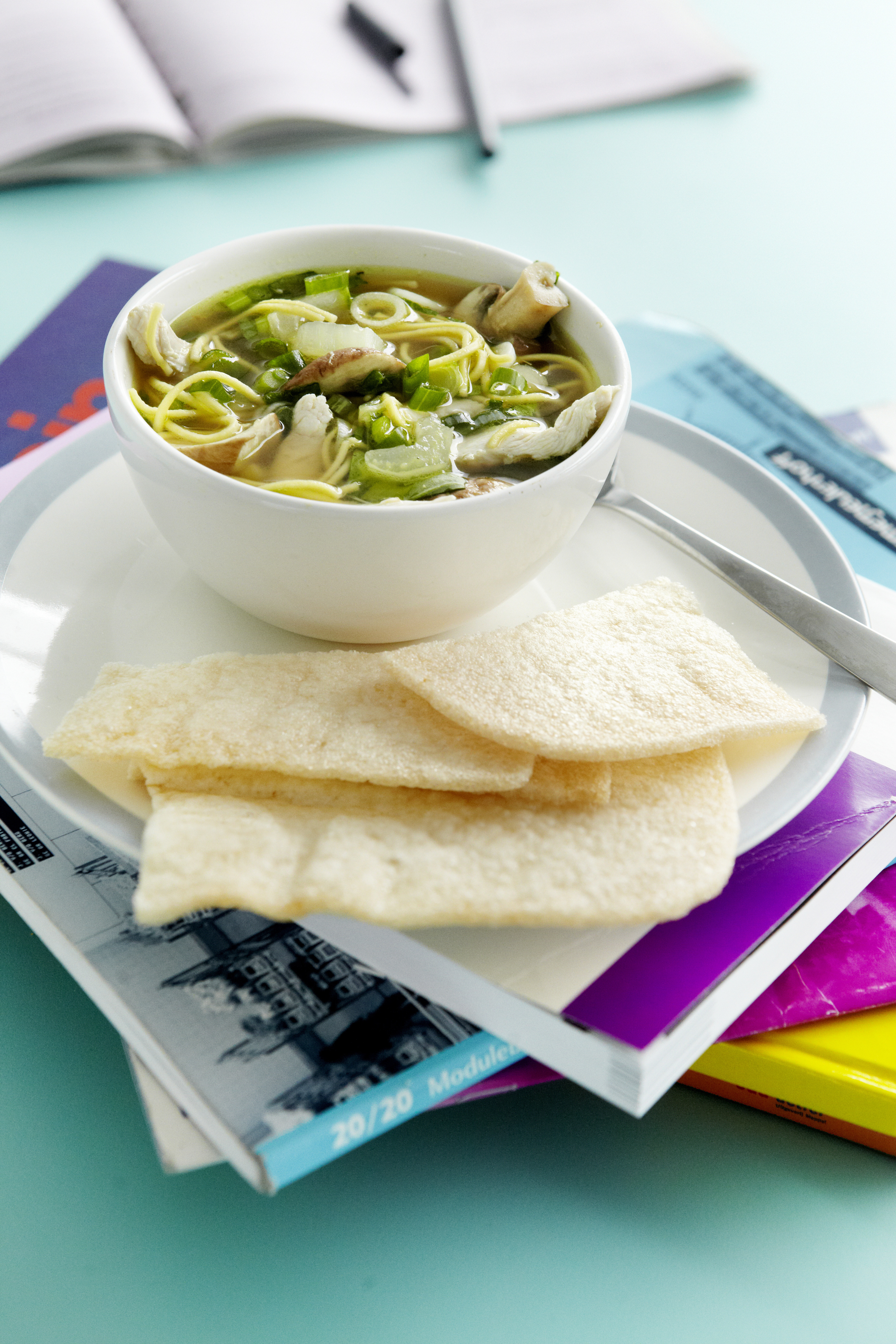 Oosterse kippensoep met noedels en paksoi