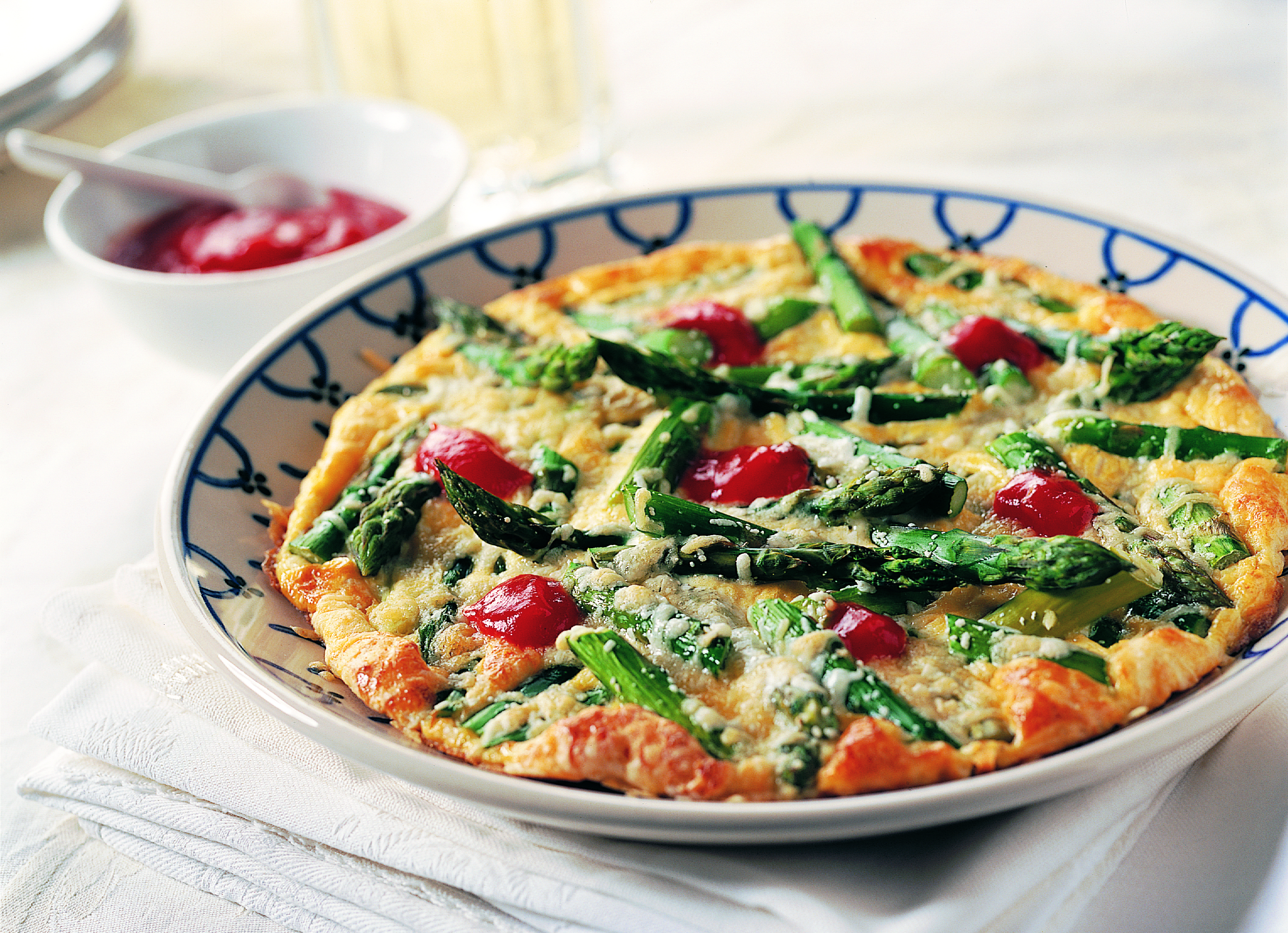 Omelet met groene asperges en kaas