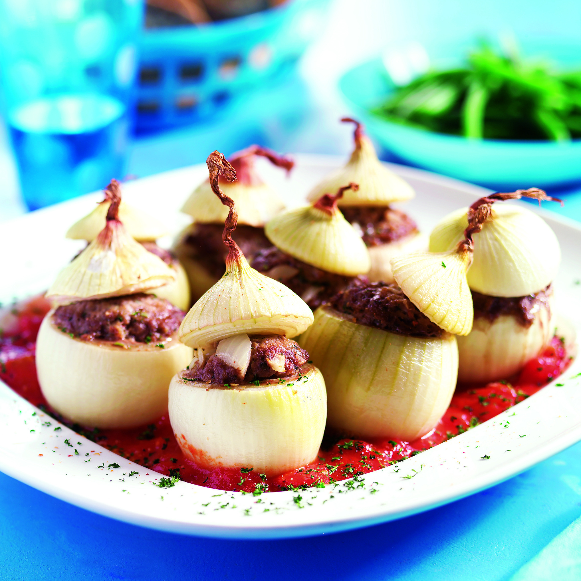 Met gehakt gevulde uien