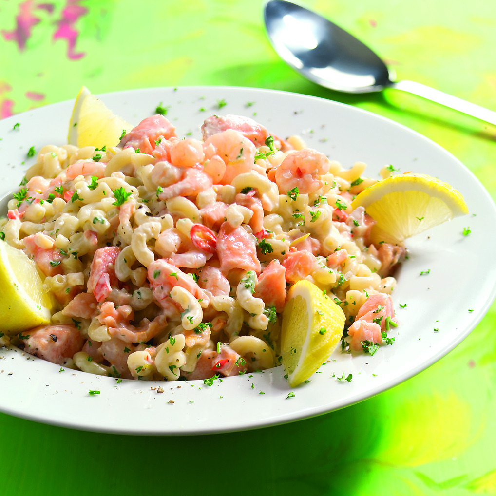 Macaroni met zalm, garnalen en room