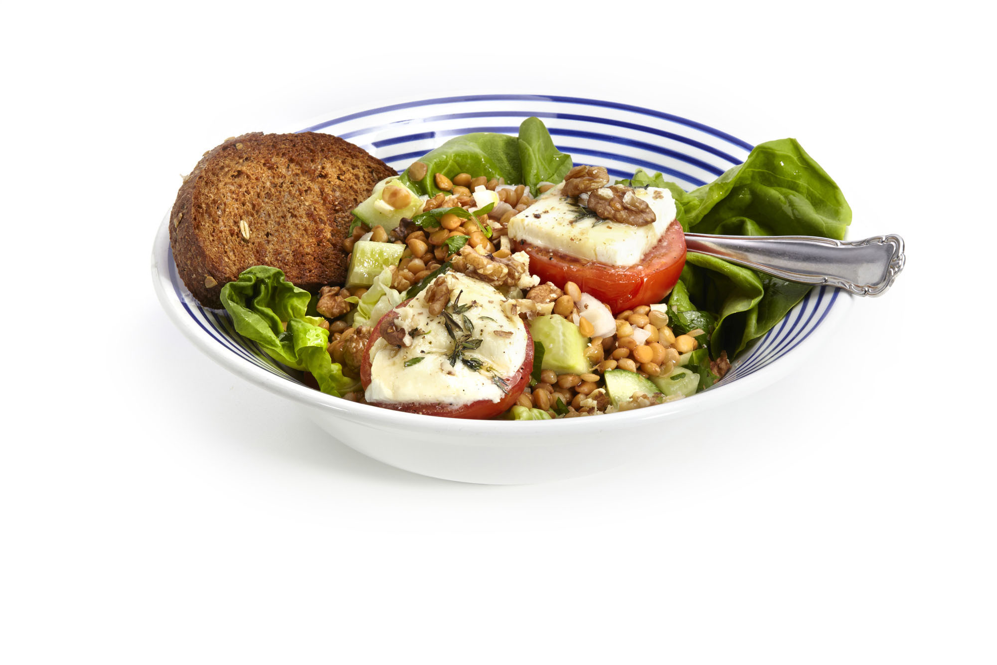 Maaltijdsalade van linzen, geitenkaas en noten