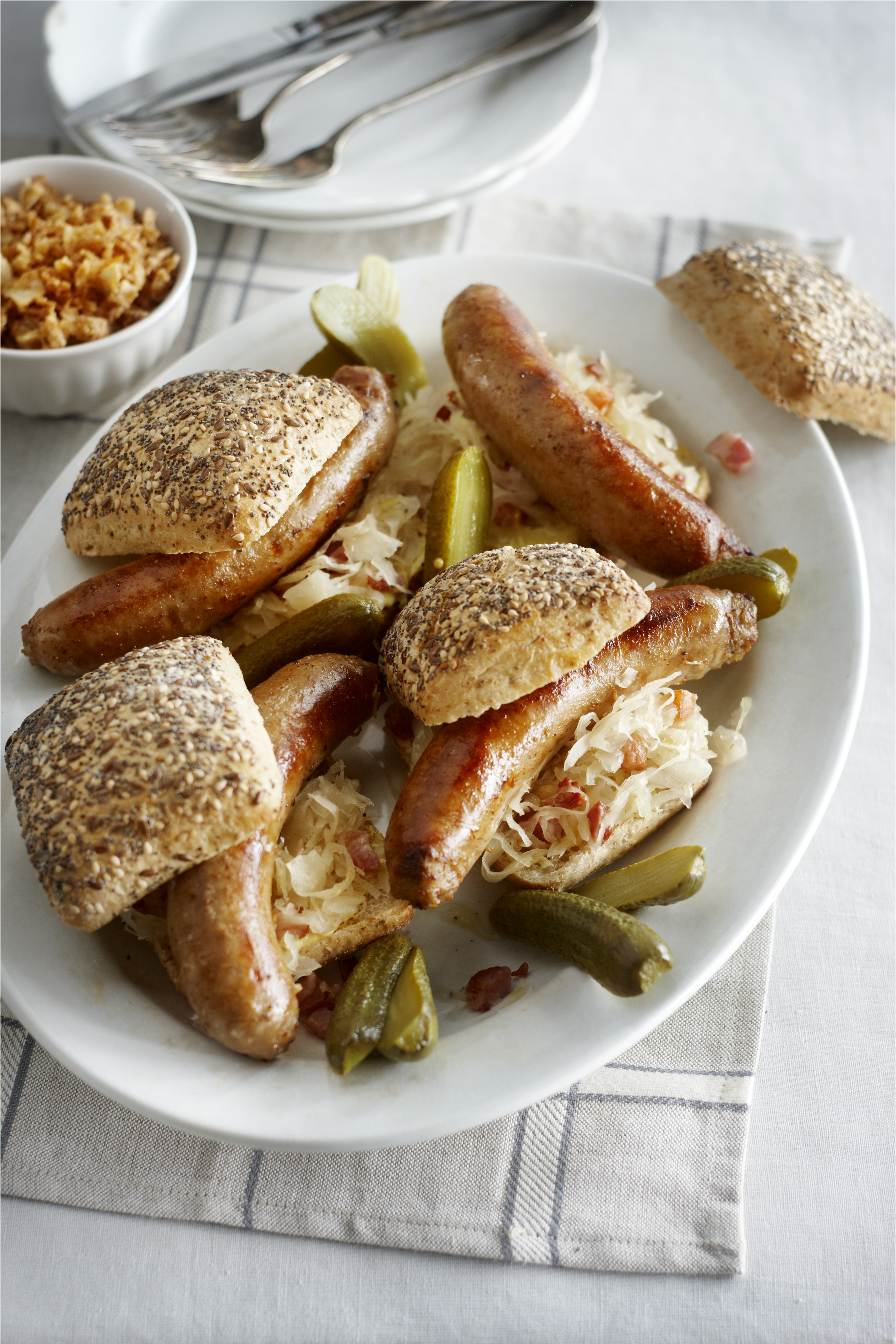 Maaltijdbroodjes met zuurkool en worst