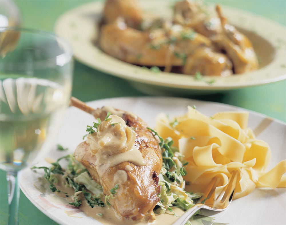 Konijn in romige mosterdsaus met roergebakken groene kool