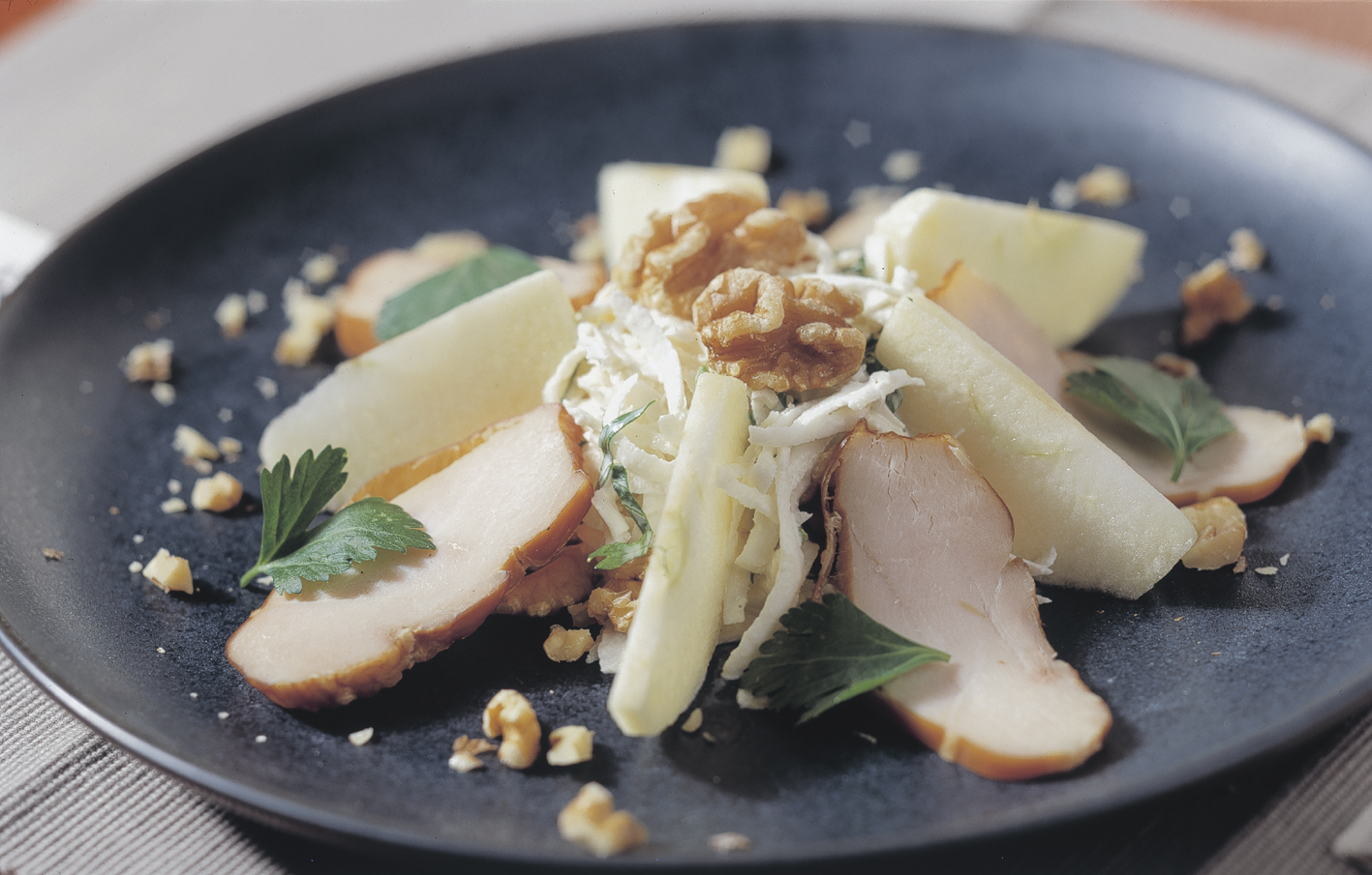 Knolselderijsalade met appel, gerookte kip en walnoten