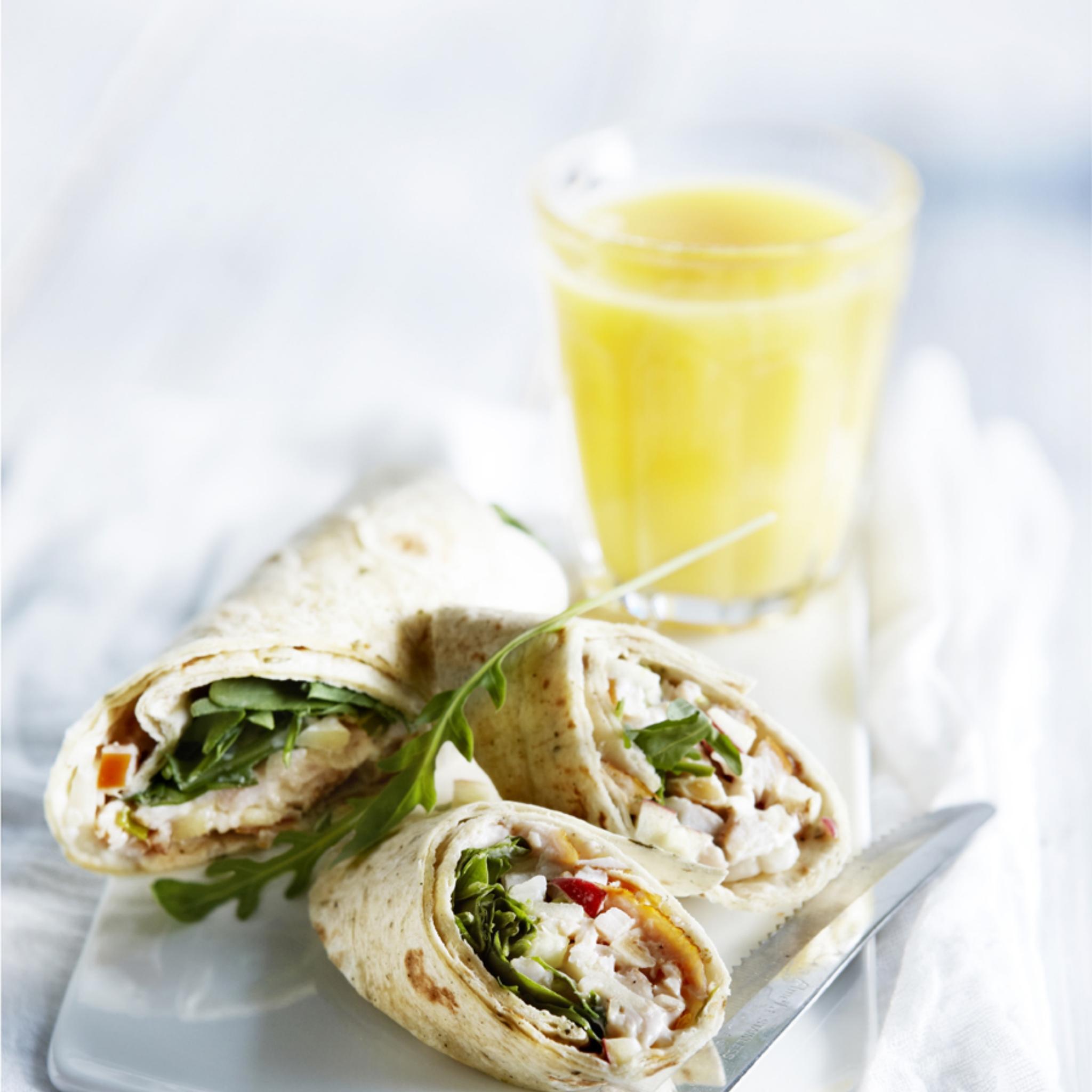 Knapperige wrap met romige gerookte-kipsalade