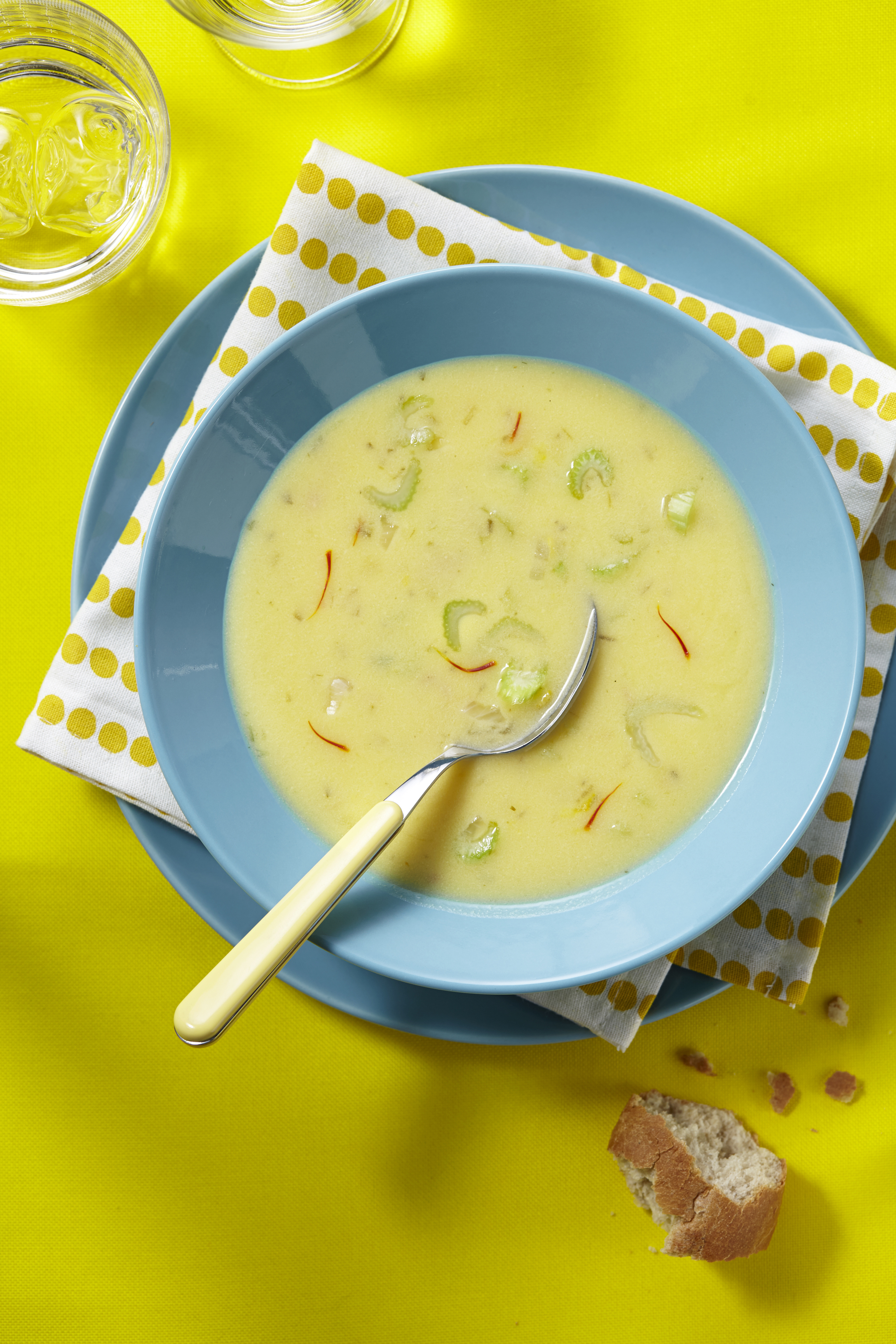 Kippensoep met citroen en saffraan