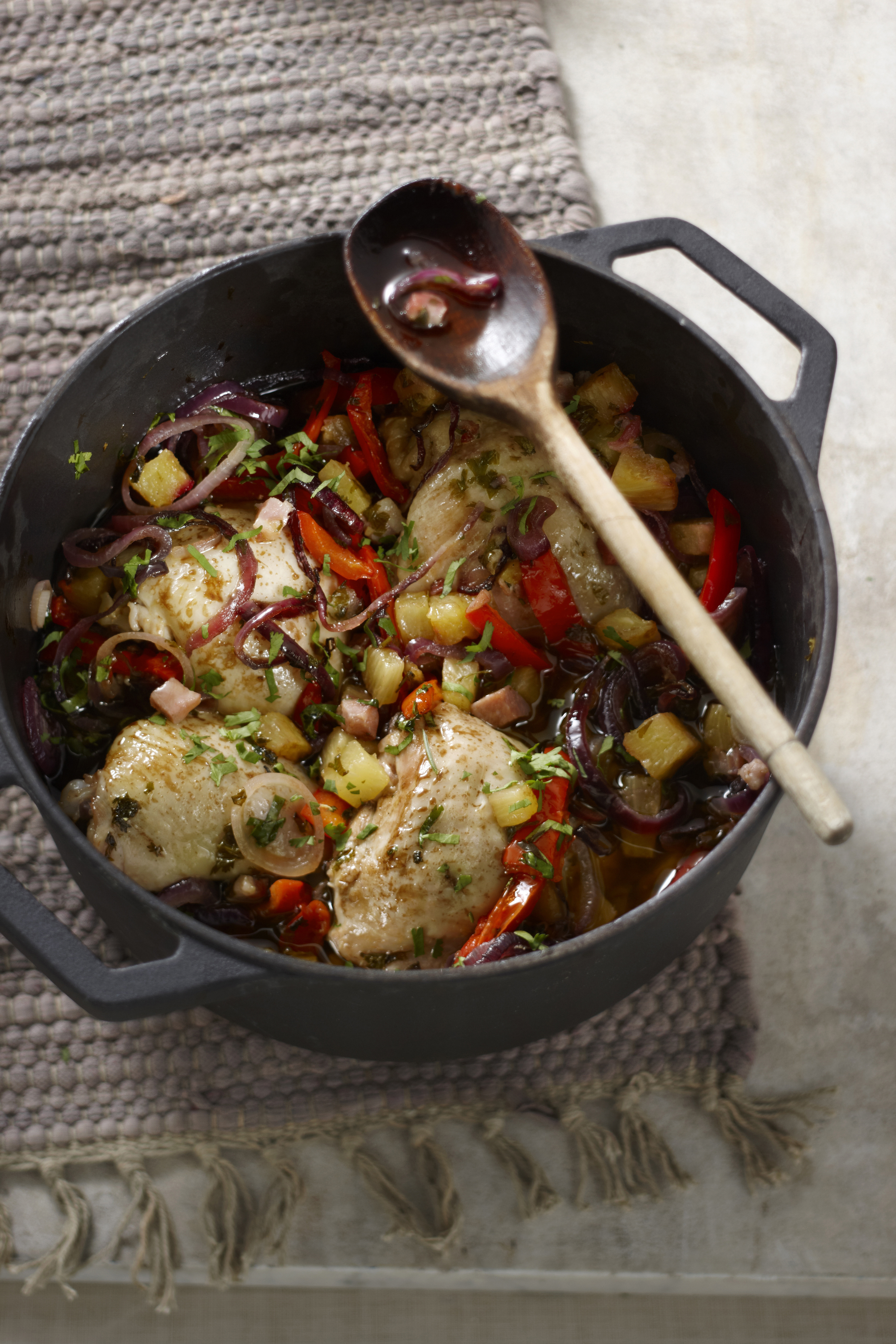 Kip uit het pannetje met spekjes, paprika en ananas