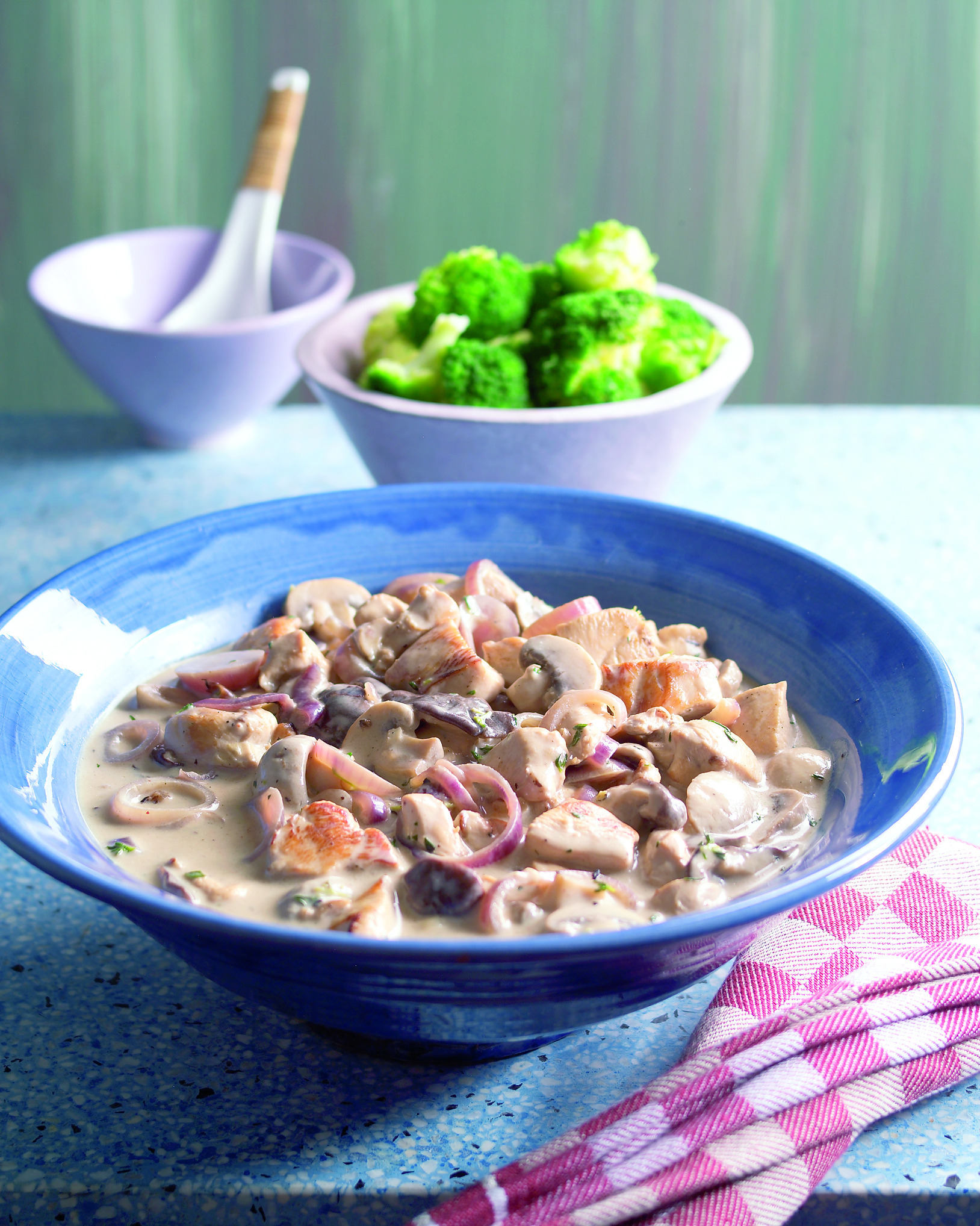 Kip met rode ui en champignons