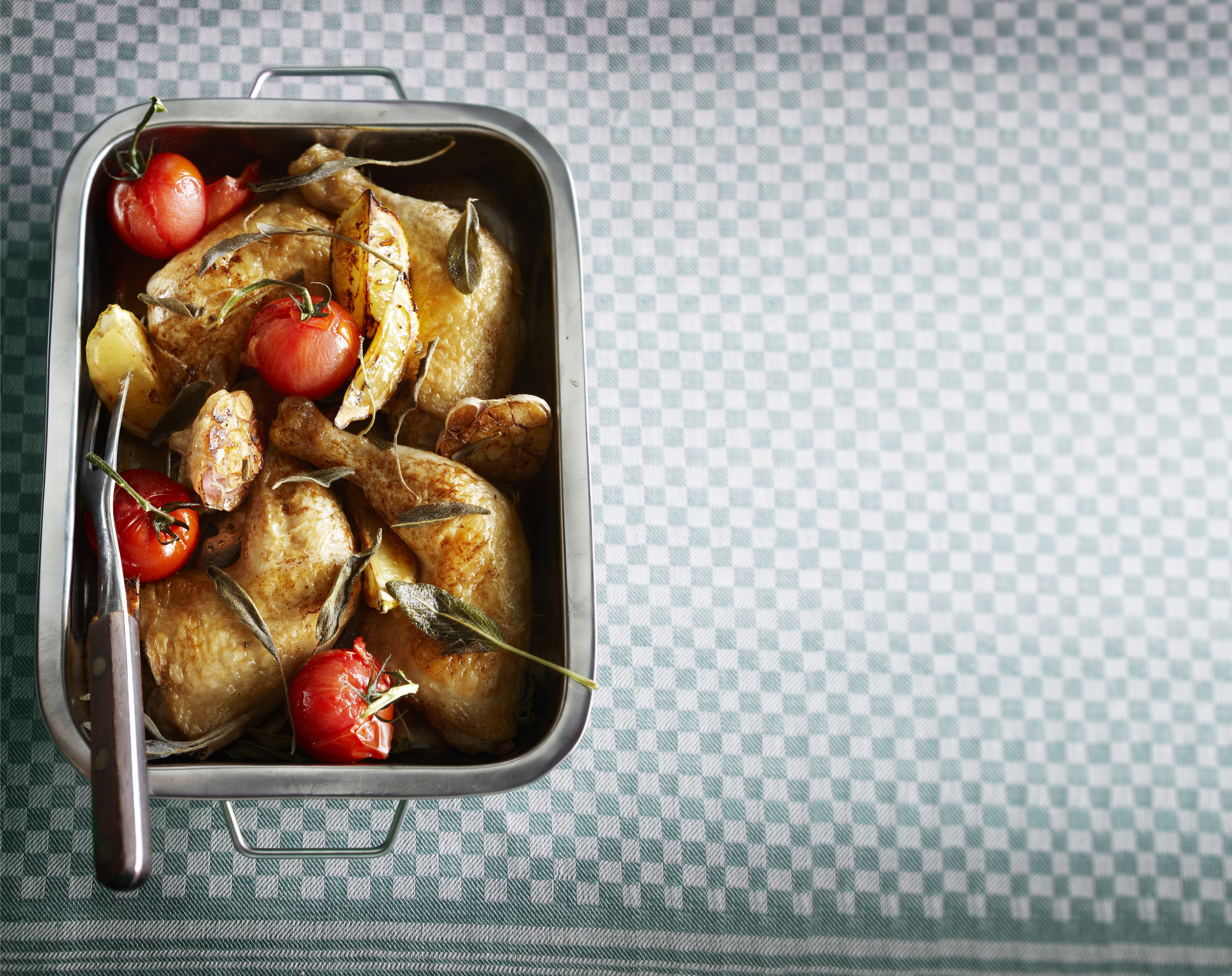 Kip met gepofte knoflook en citroen