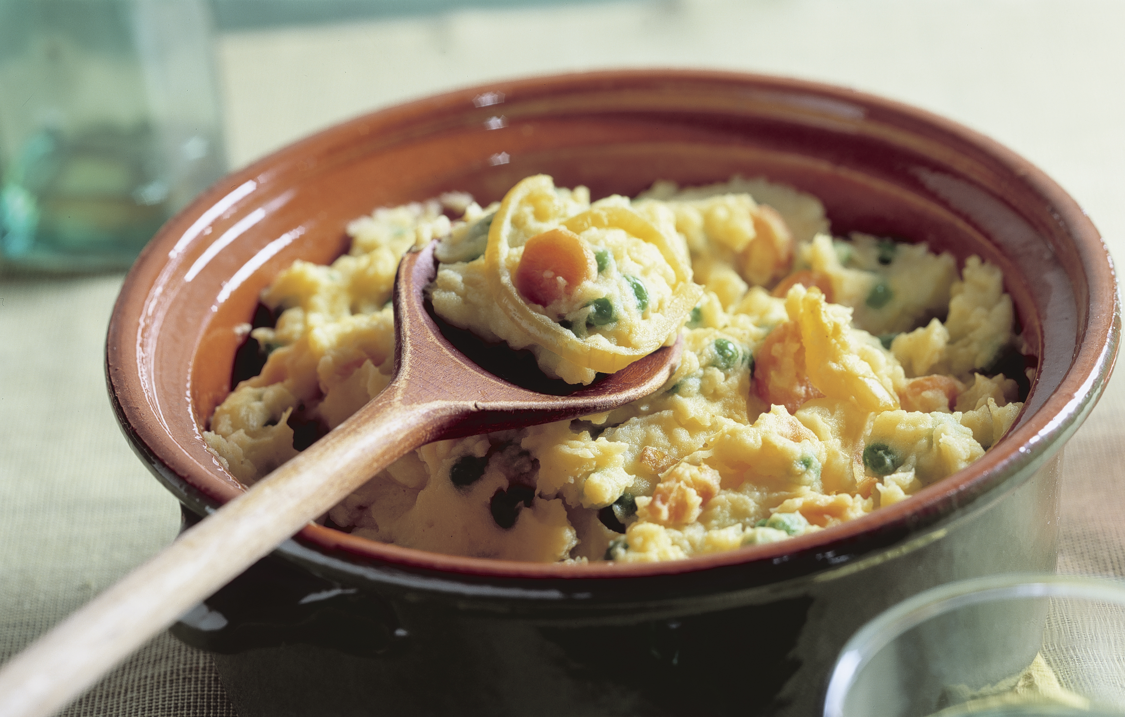 Hutspot van ui, wortel, doperwtjes en kerrie