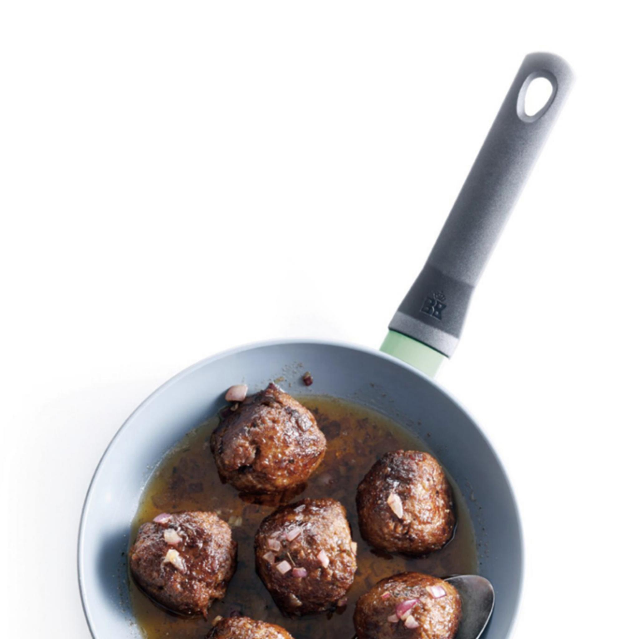 Hollandse gehaktbal met uitjes en jus