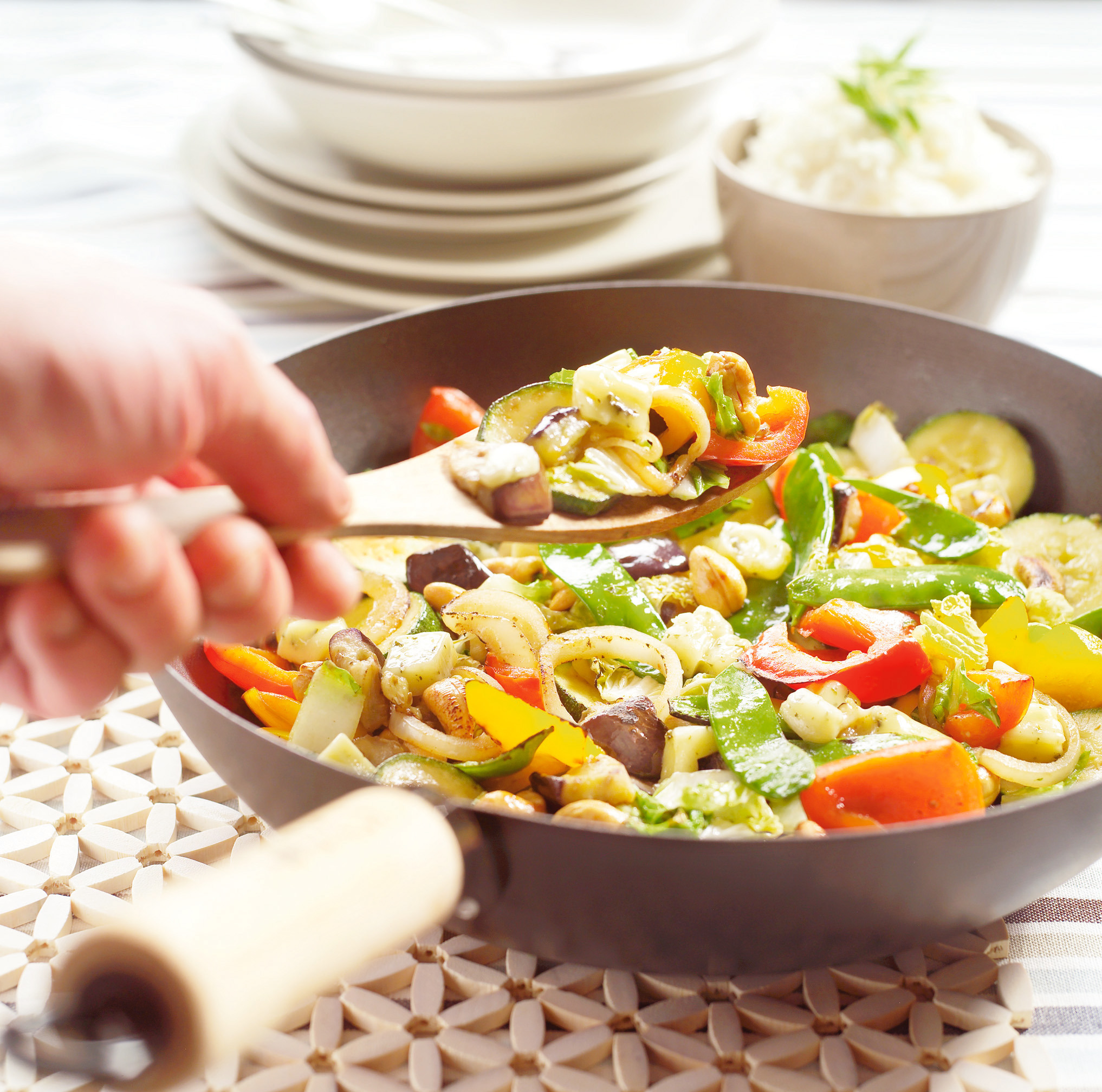 Groenteschotel uit de wok met kaas en noten