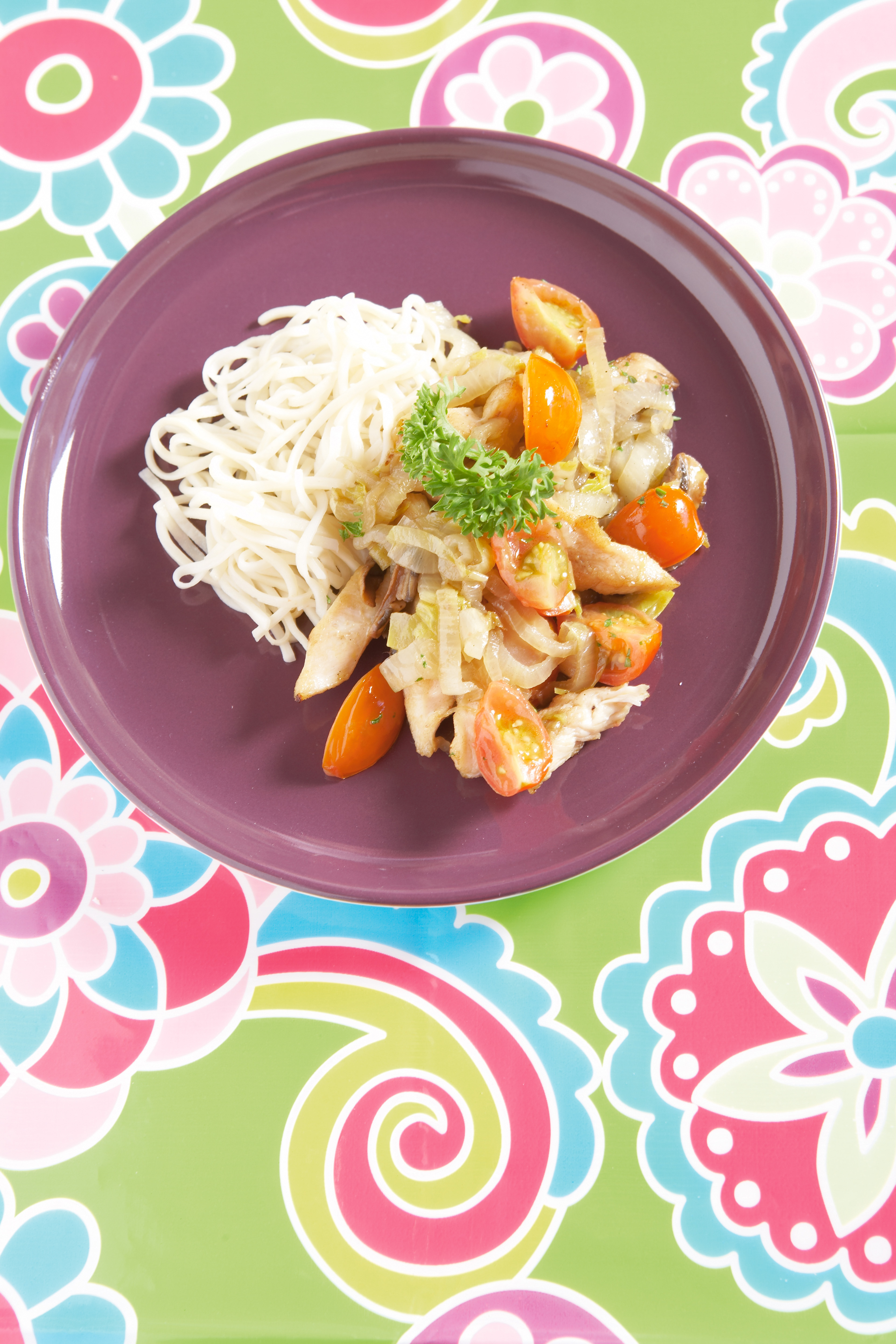 Gewokte witlof met kipreepjes en noedels